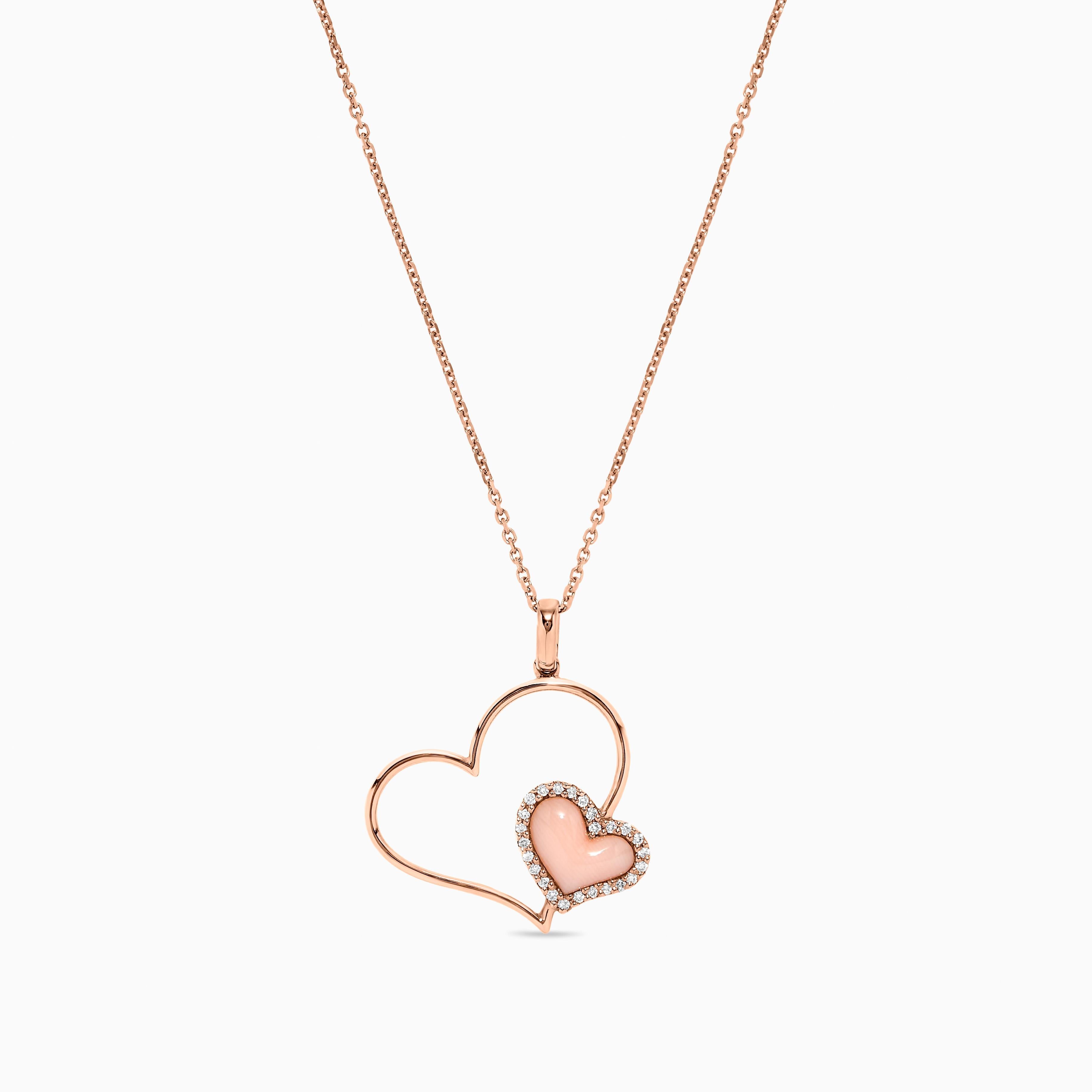 Raregemworld propose un magnifique pendentif en forme de coquillage rose. Monté dans une belle monture en or rose 18 carats avec un coquillage rose naturel en forme de papillon. La coquille est complétée par des diamants blancs ronds naturels en