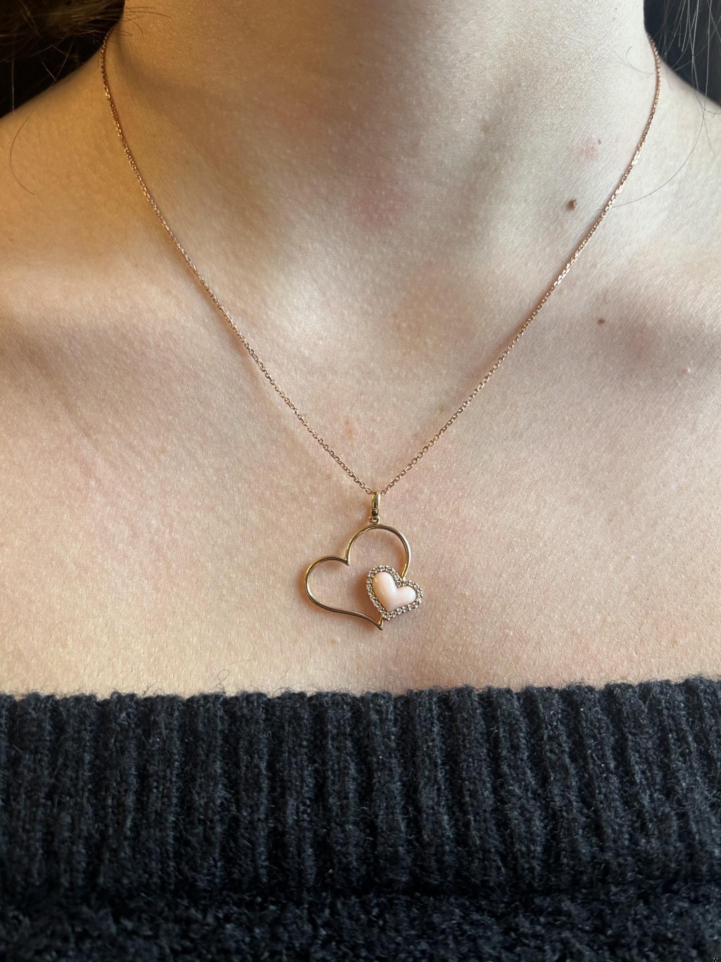 Taille ronde Pendentif réversible en or rose avec coquillage rose naturel et diamant blanc de 0,25 carat TW en vente