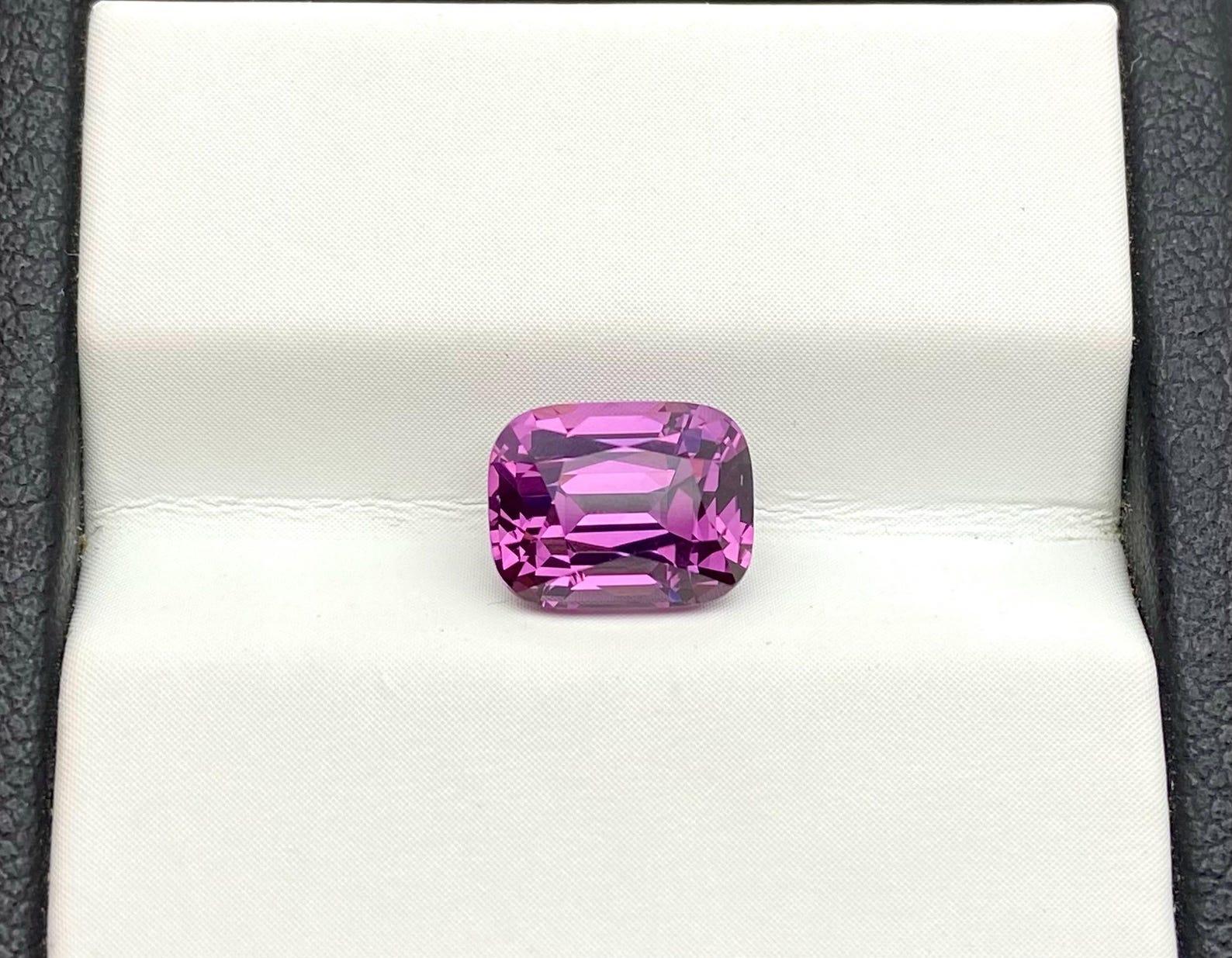 Femenino o masculino Espinela rosa natural Gema suelta 2,69 ct, talla cojín, Birmania, Certificado GFCO en venta