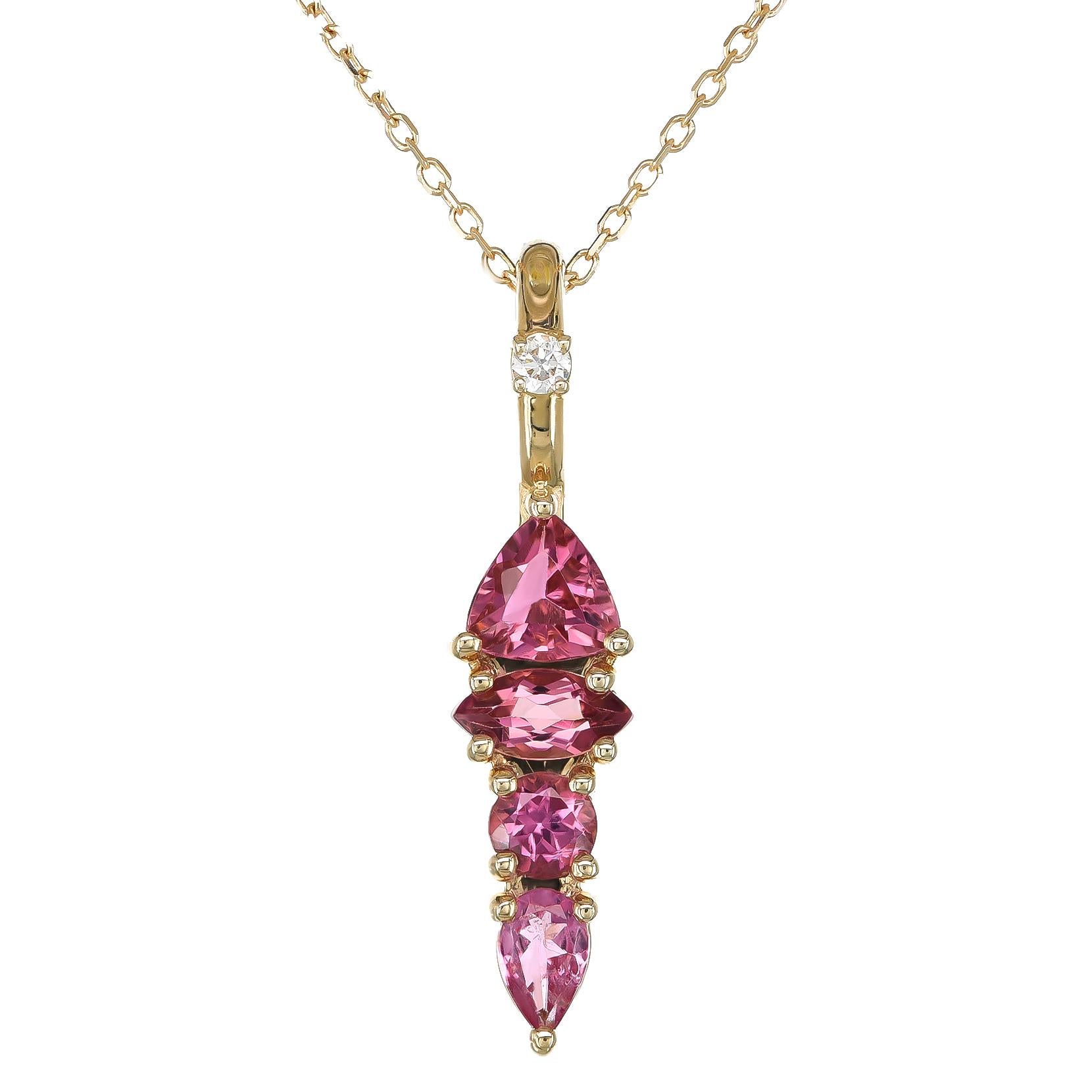 Découvrez l'allure enchanteresse de la tourmaline rose naturelle avec ce pendentif exquis, magnifiquement serti dans de l'or jaune 14K. Complétée par un diamant étincelant, cette pièce témoigne d'un savoir-faire exceptionnel et de la beauté
