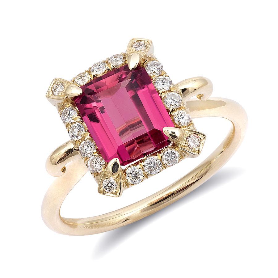 Experimenta el encantador encanto de la turmalina rosa natural con este exquisito anillo de oro amarillo de 14 quilates. Complementada con brillantes diamantes, esta pieza muestra una artesanía excepcional y la vibrante belleza de estas piedras