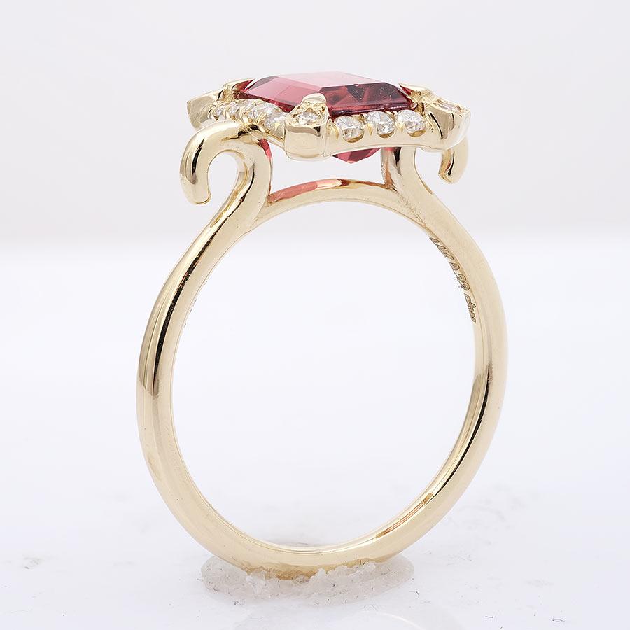 Gema Turmalina Rosa Natural 1,62 cts en Anillo de Oro Amarillo de 14K con Diamantes Corte mixto en venta