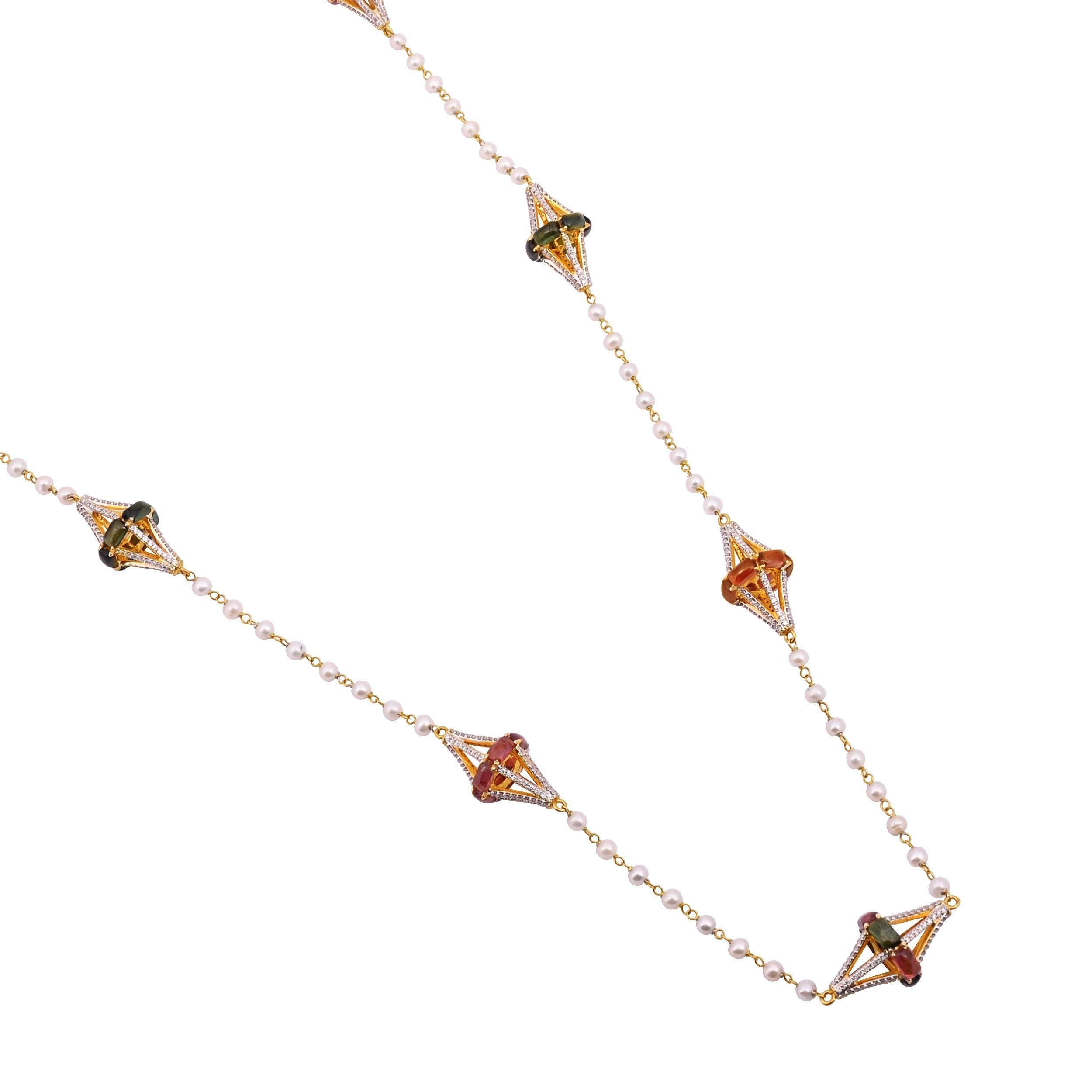 Questa è una collana con tormalina rosa naturale e perle.  & Perla con diamante in oro 18 carati. Le tormaline rosa sono di altissima qualità e i diamanti di ottima qualità, la purezza è vsi e il colore G

Tormalina rosa: 20,13 carati
Perla: 15,90