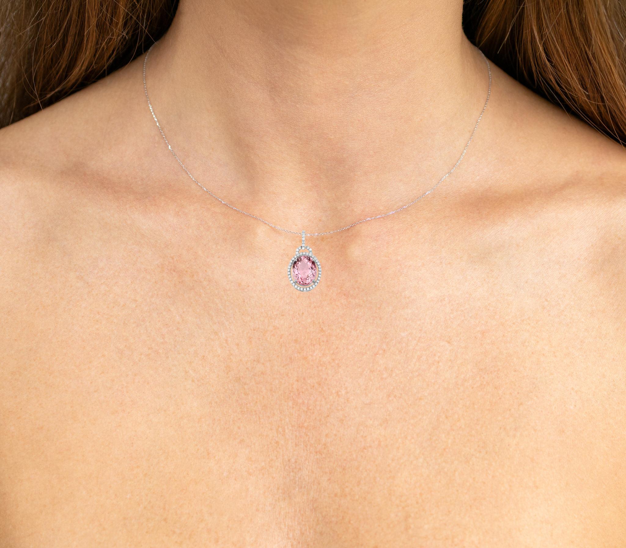 Viene fornito con la valutazione gemmologica GG/AJP.
Tutte le pietre sono naturali
Tormalina rosa = 3,69  Carati
47 diamanti = 0,21 carati
Metallo: Oro bianco 14 carati
Dimensioni: 23 x 13 mm
