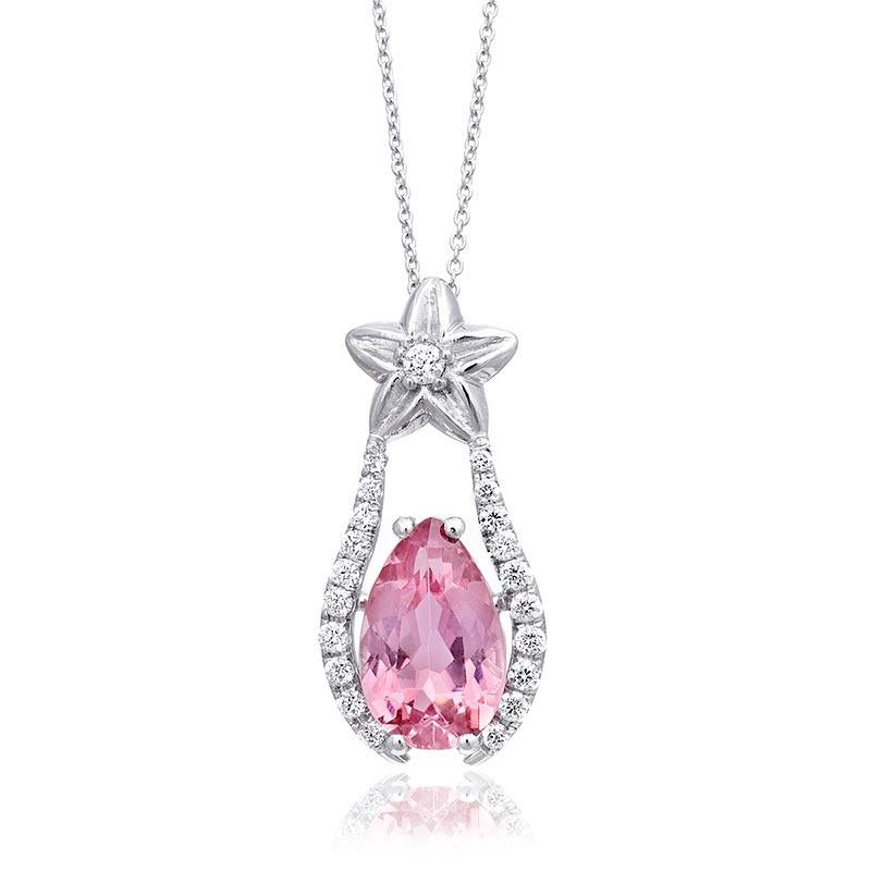 Découvrez l'élégance exquise de la tourmaline rose naturelle avec ce superbe pendentif, magnifiquement serti dans de l'or blanc 14K. Complétée par des diamants étincelants, cette pièce témoigne d'un savoir-faire exceptionnel et de l'allure