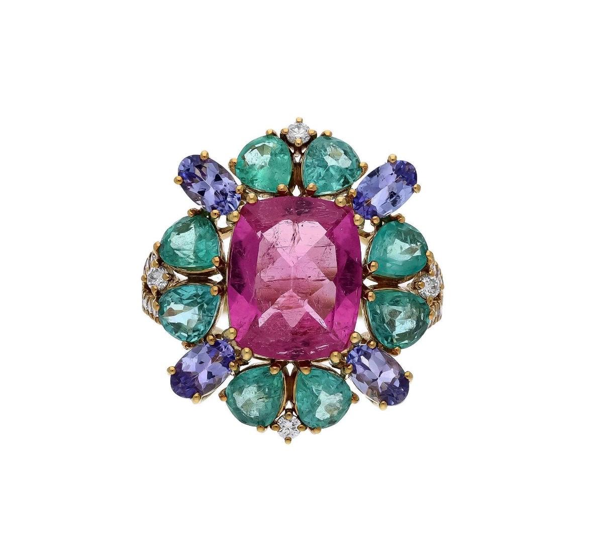 
Dieser exquisite Ring ist ein Meisterwerk an Farbe und Handwerkskunst. Das Herzstück ist eine auffällige rosa Tourmulije im Kissenschliff, die mit ihrer strahlenden Brillanz die Aufmerksamkeit auf sich zieht. Um ihn herum befinden sich abwechselnd