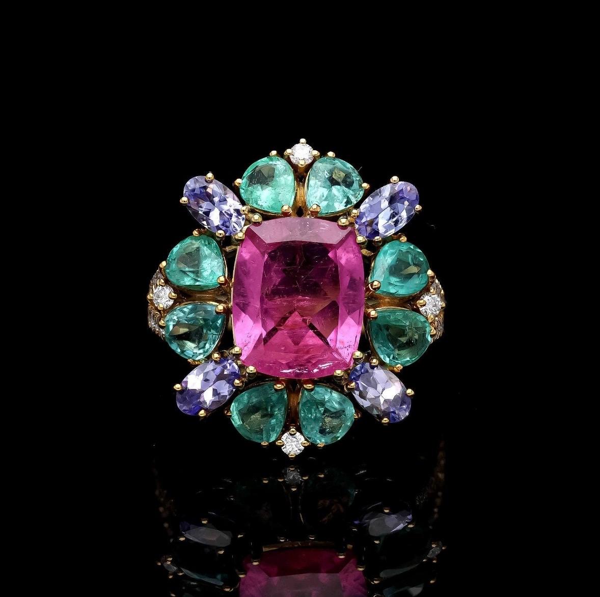 Ring aus natürlichem rosa Turmalin, Tansanit, Smaragd und Diamant in 18 Karat Gold (Smaragdschliff) im Angebot