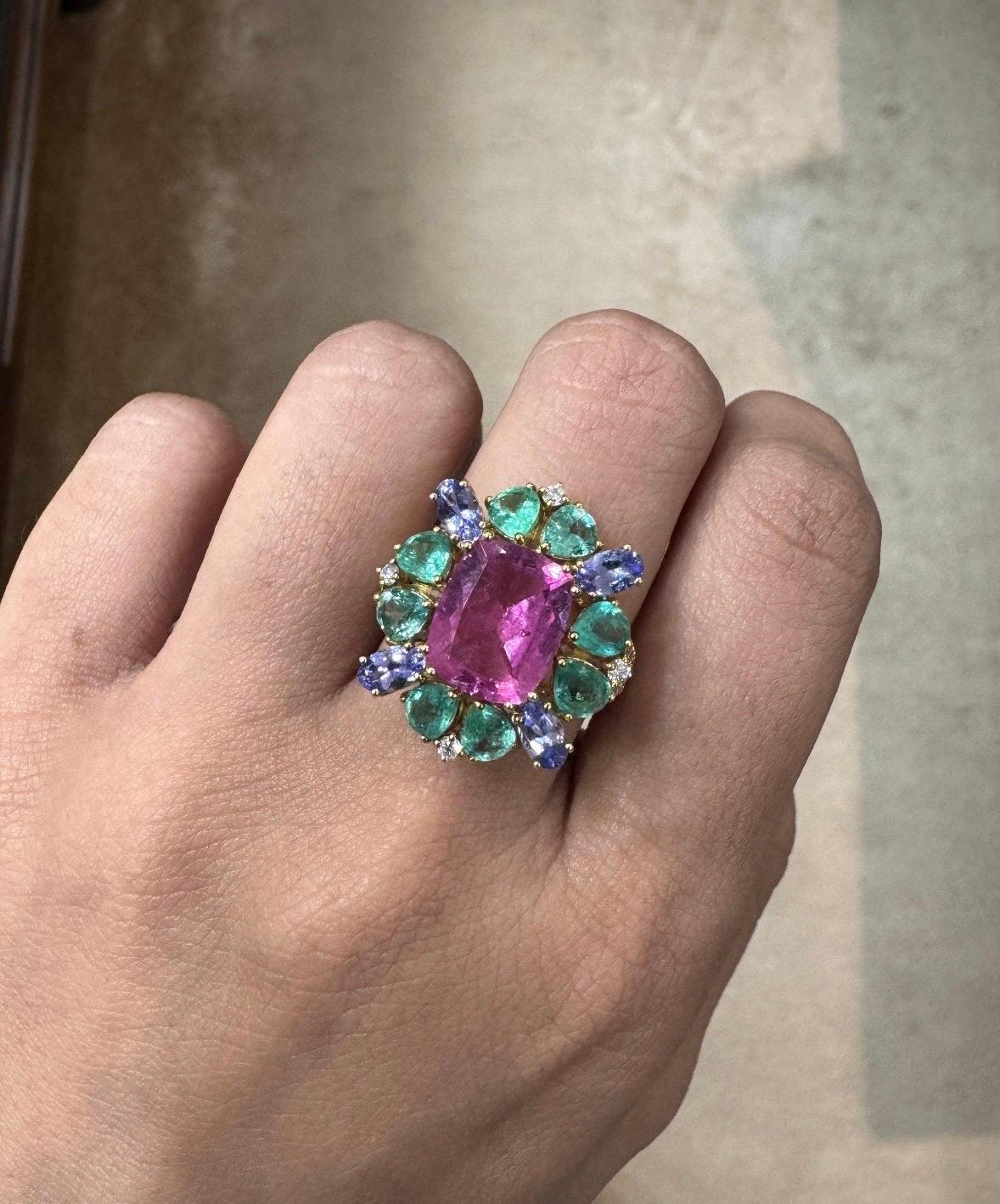 Ring aus natürlichem rosa Turmalin, Tansanit, Smaragd und Diamant in 18 Karat Gold Damen im Angebot