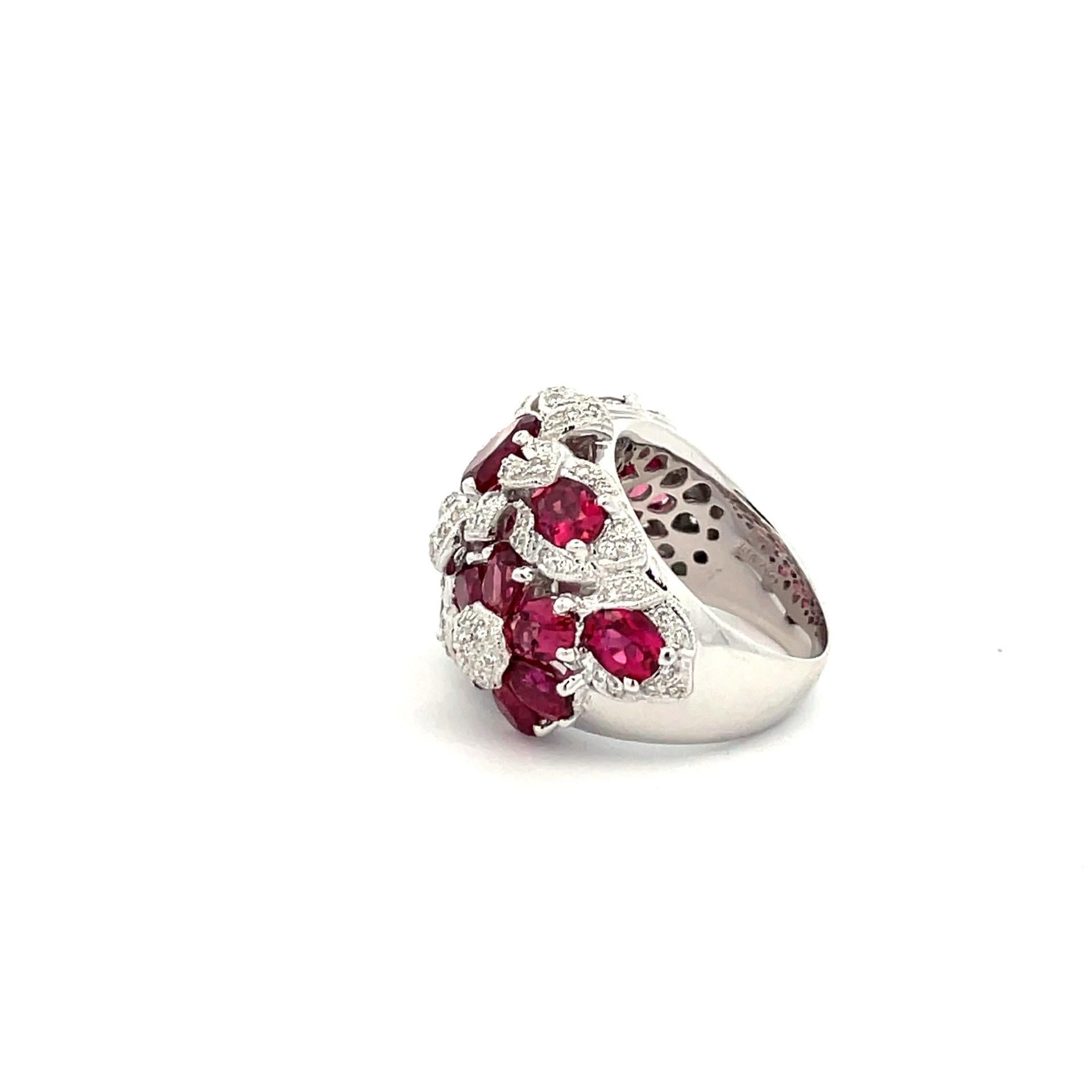 Blumen-Cluster-Ring aus 18 Karat Weißgold mit natürlichem rosa Turmalin und weißen Diamanten Damen im Angebot