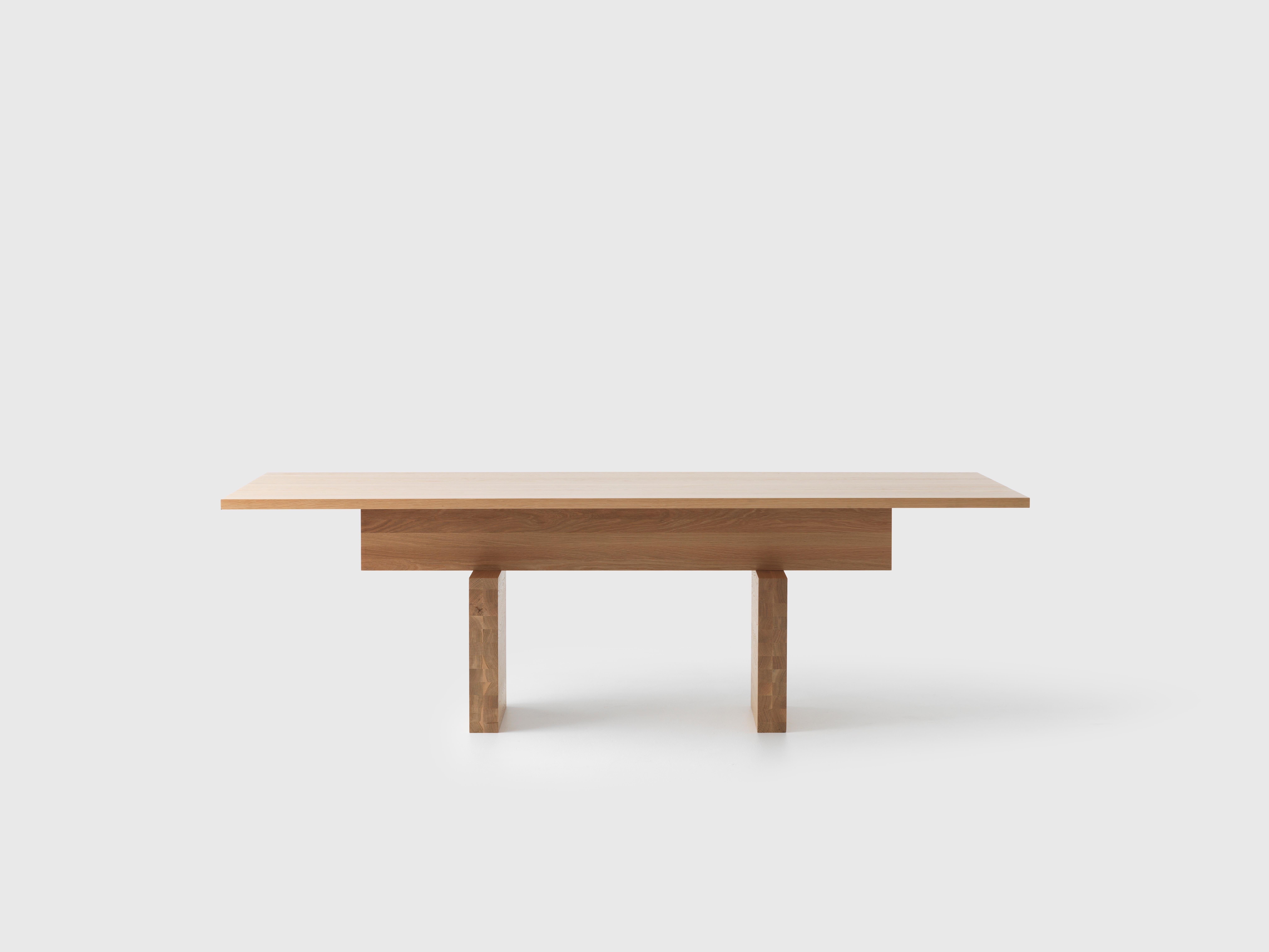 Table basse en planches naturelles par résidentiel
Dimensions : L 120 x D 60 x H 32 cm
MATERIAL : Chêne massif.
Poids : 30 Kg.

A propos : 
Fondé par Simon James & Scott Bridgens en 2011, Resident abrite des pièces de design durables créées pour la