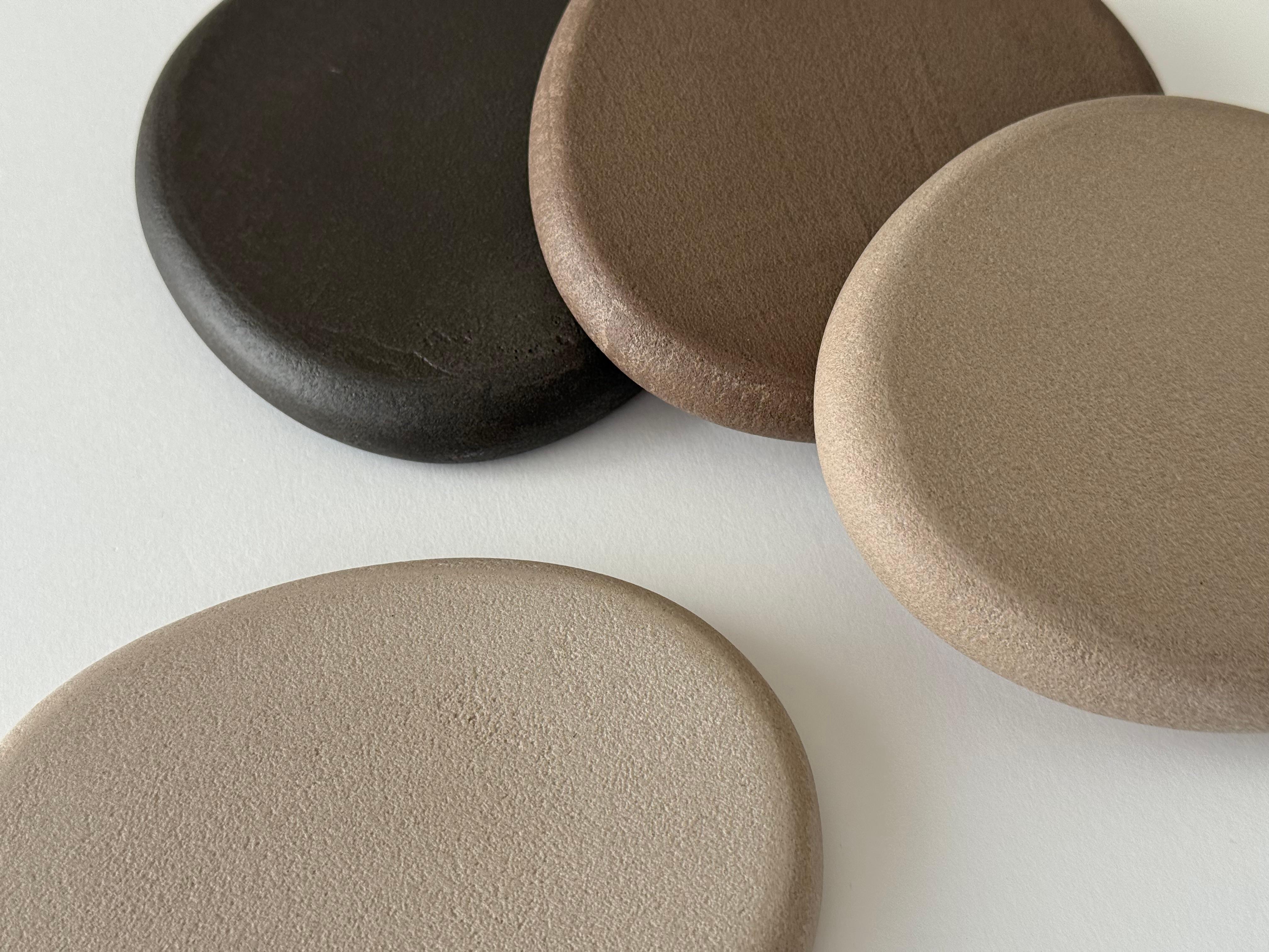 Prix/échantillon. Choisissez vos couleurs dans le nuancier ou contactez-nous si vous recherchez une couleur spécifique. 

Fabriqué à la main en plâtre naturel avec un caractère texturé et terreux. La surface est résistante aux taches, facile à