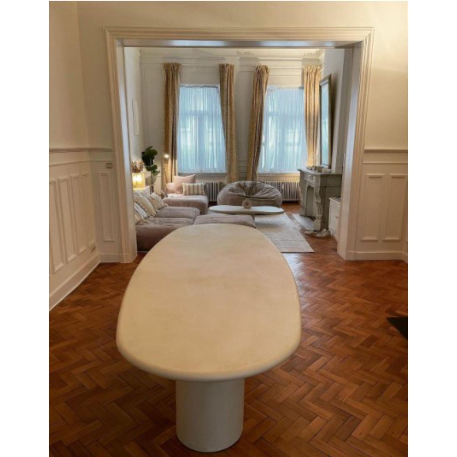 Belge Table de salle à manger d'extérieur en plâtre naturel sculptée à la main 360 de Philippe Colette en vente