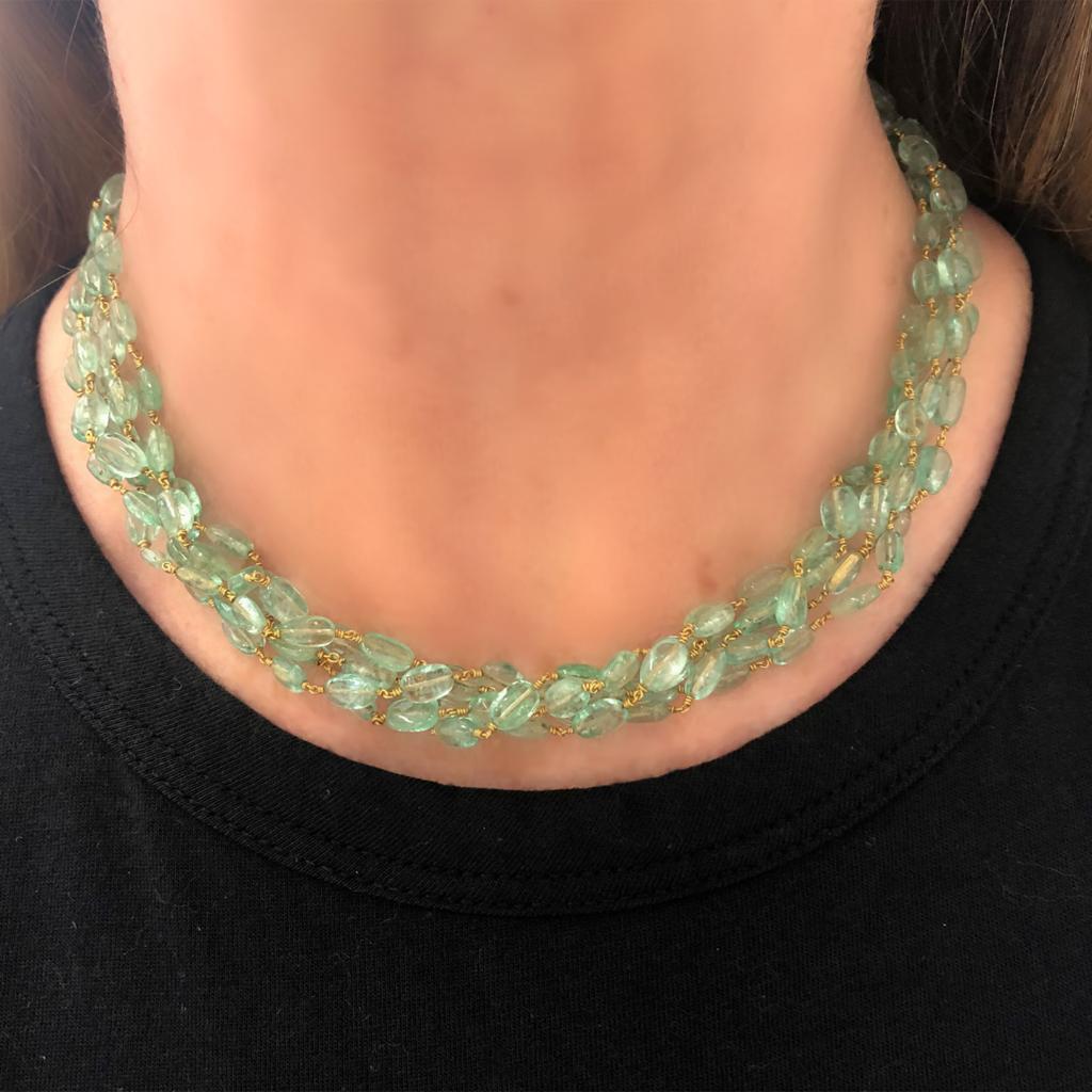 Natural Polished Emerald Beads Necklace Wired in 18 Karat Yellow Gold In Excellent Condition For Sale In Miami, FL