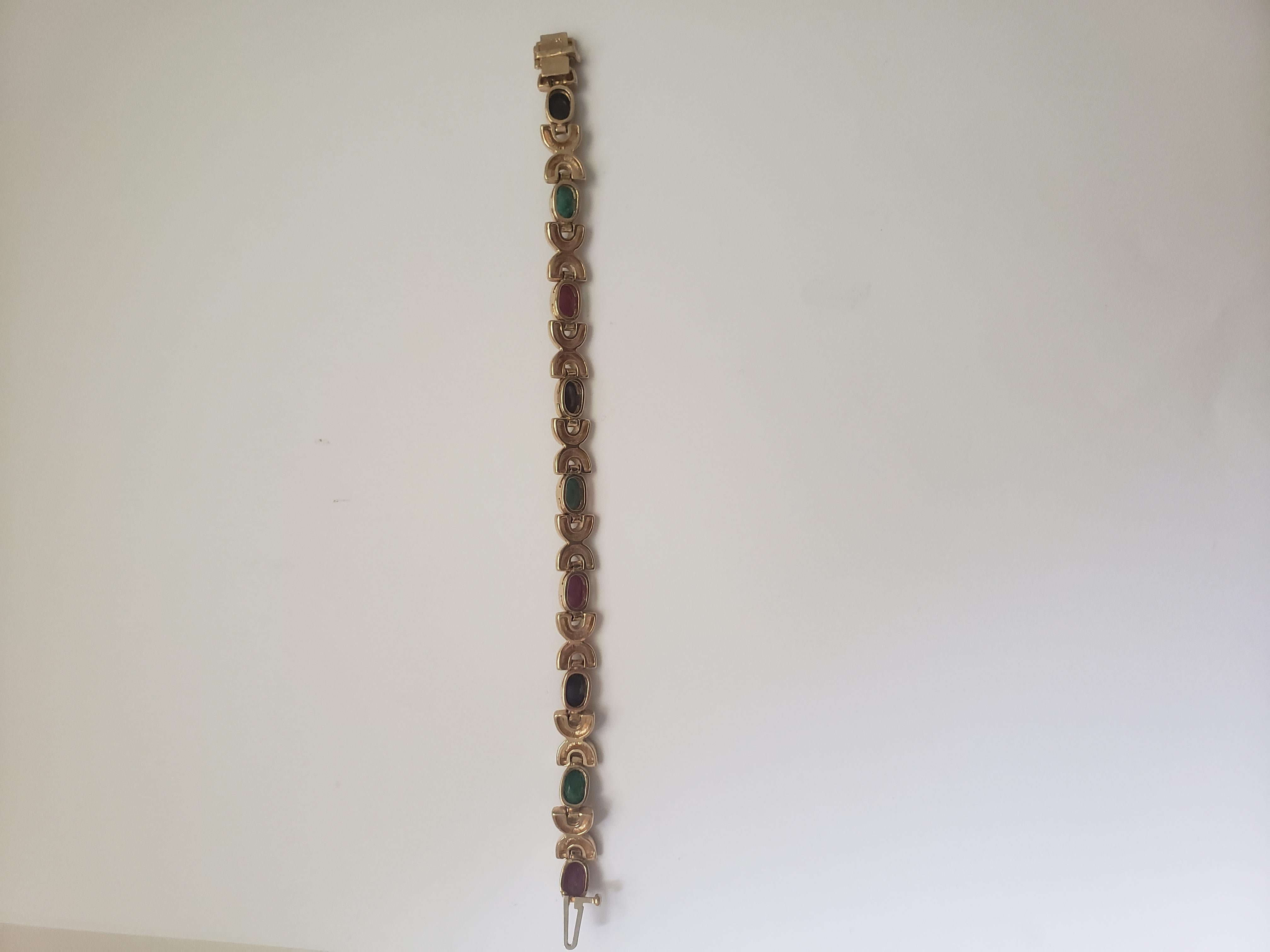 Armband aus 14 Karat Gelbgold mit natürlichem Edelstein Rubin, Saphir und Smaragd, neu im Zustand „Neu“ im Angebot in Warren, NJ
