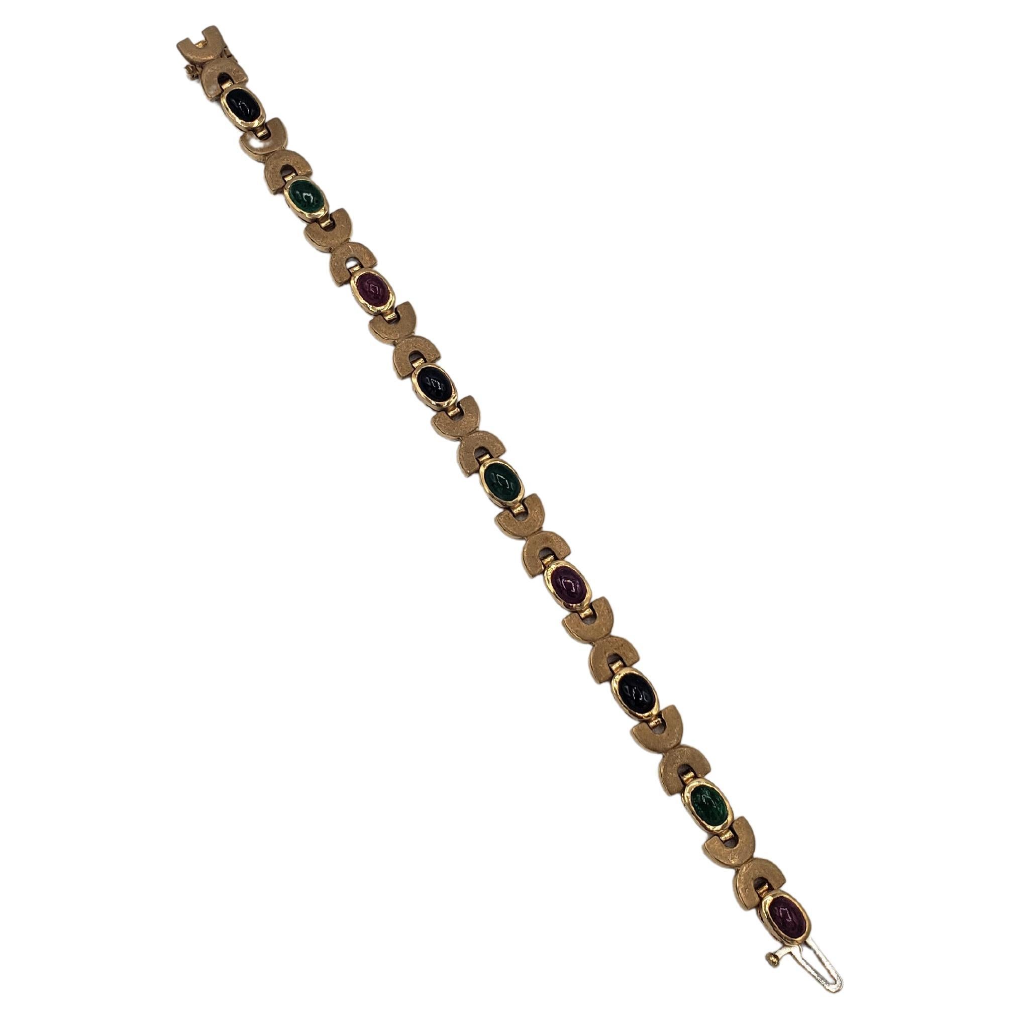 Taille ovale NOUVEAU Bracelet en or jaune 14 carats avec rubis précieux naturels, saphirs et émeraudes en vente