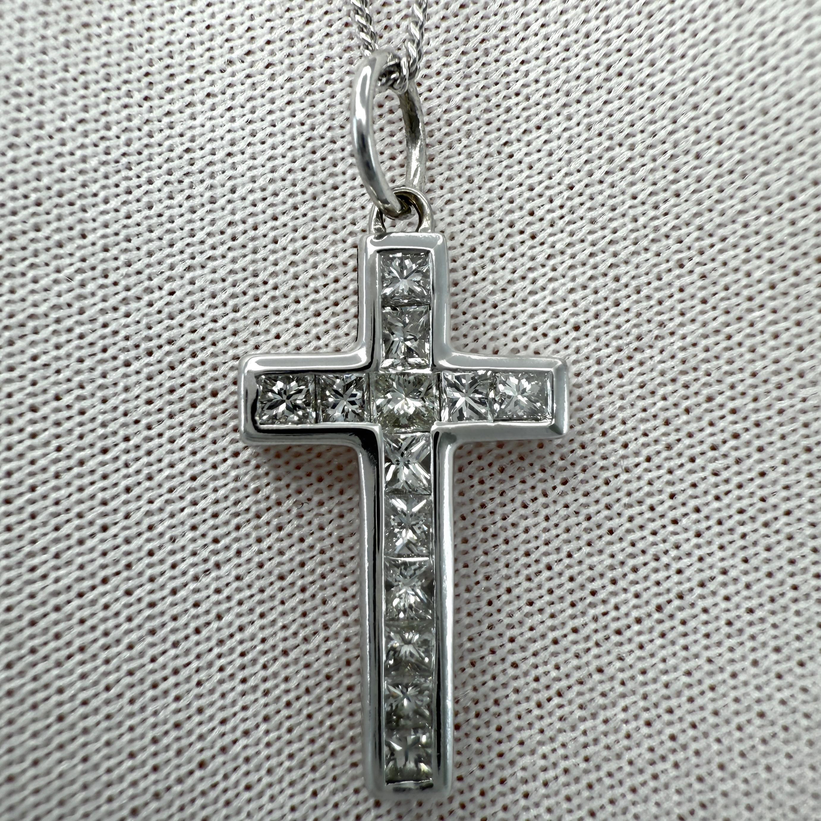 Collier à pendentif en or blanc 18 carats avec diamant naturel de taille princesse.

Une magnifique croix en diamant naturel, sertie de diamants naturels de taille princesse de 2 mm. Tous présentent une coupe, une clarté et une couleur excellentes.
