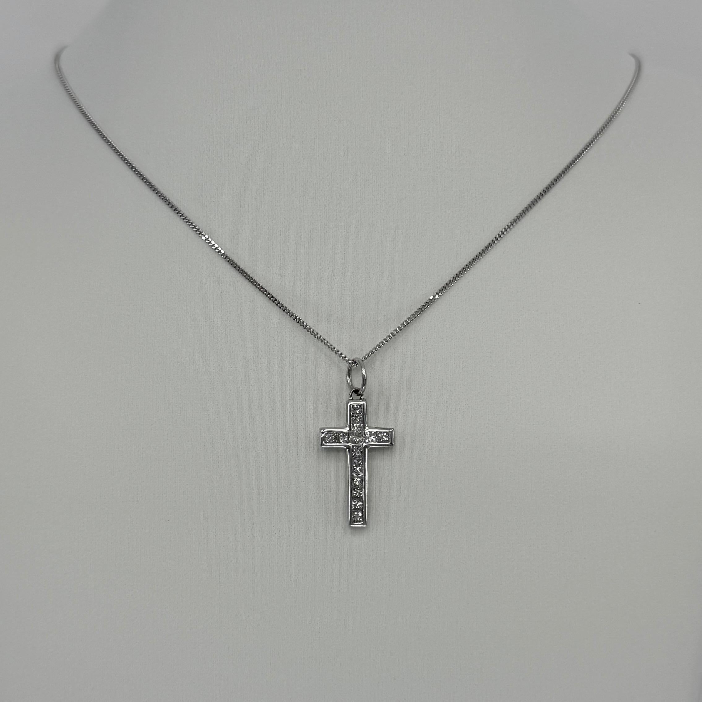 Collier pendentif en or blanc 18k avec diamants naturels taille princesse 24.5x11mm en vente 1