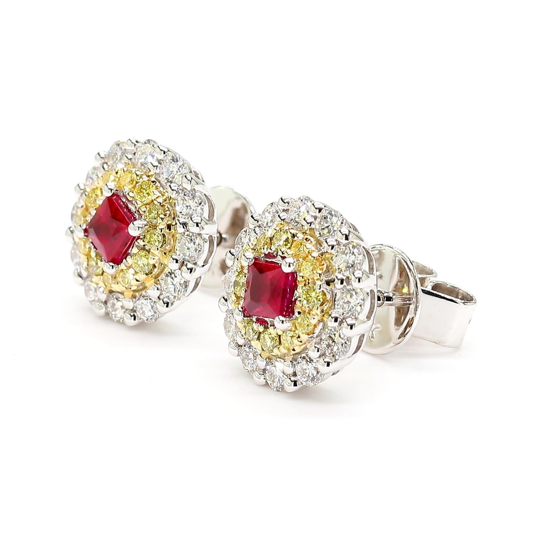 Gli orecchini con rubino principessa di RareGemworld. Montato in una splendida montatura in oro giallo e bianco 14K con rubini naturali taglio principessa. I rubini sono circondati da un diamante bianco naturale rotondo e da un diamante giallo