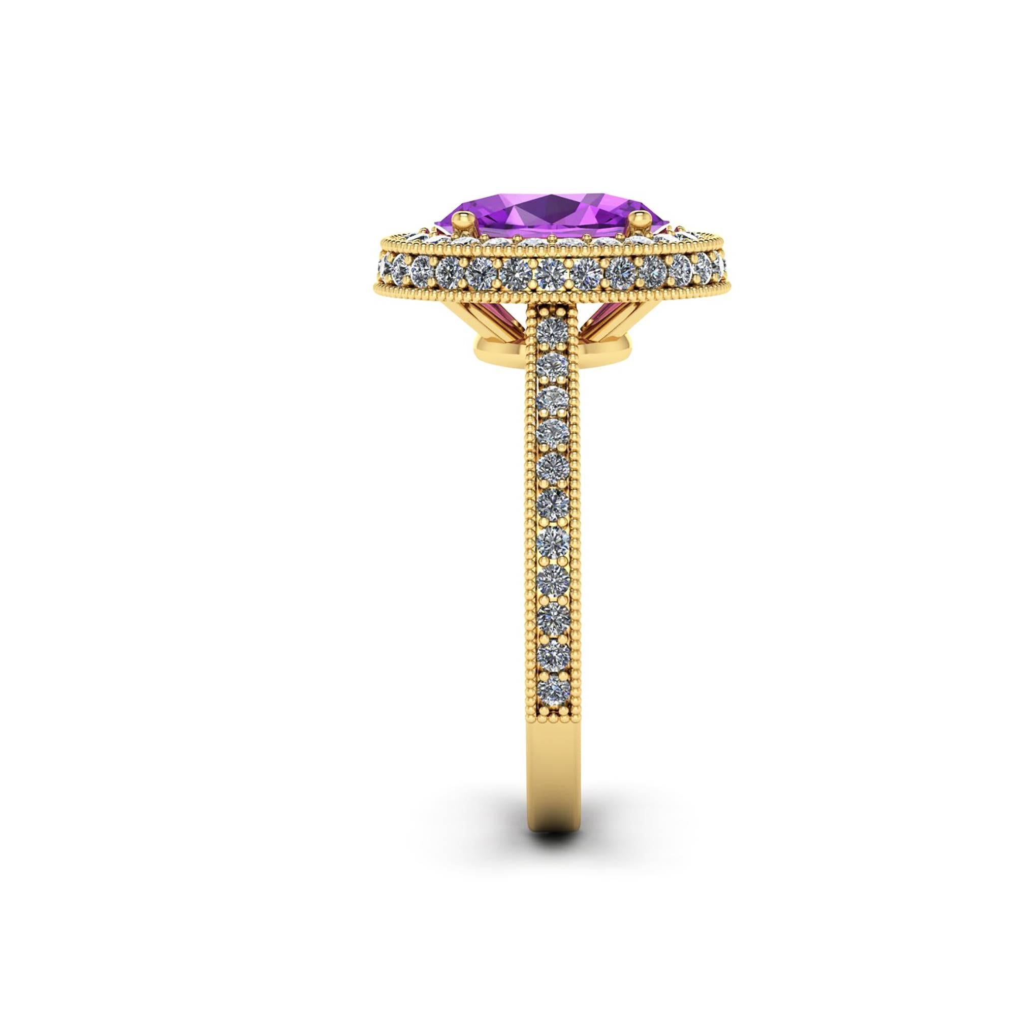 Taille ovale Bague en or 18 carats avec améthyste violette naturelle et diamants blancs en vente