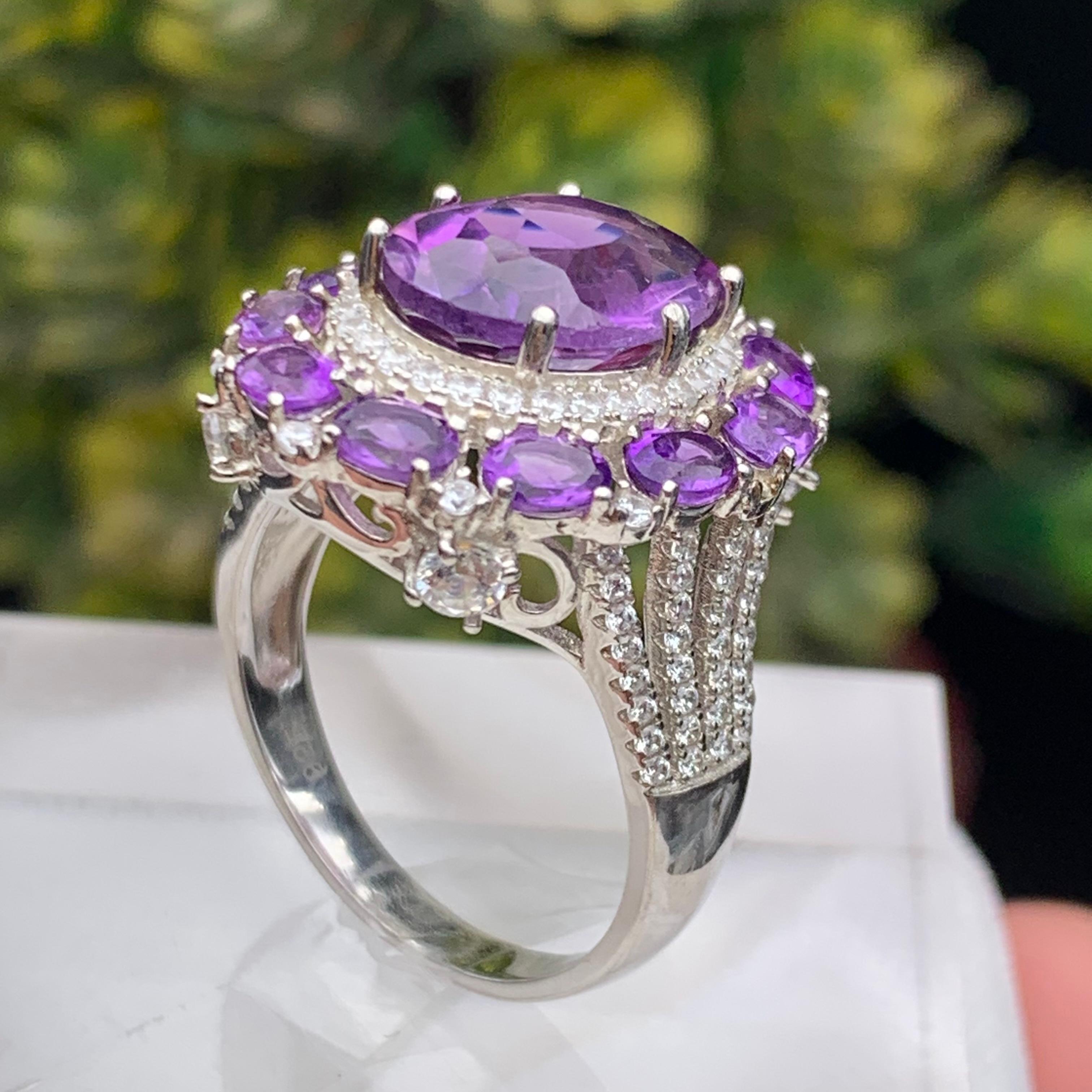 Natürlicher lila Amethyst Cluster Halo Ring in 925 Sterling Silber, Rhodium plattiert!!

💎 EDELSTEINART: Amethyst
⚖️  RINGGEWICHT: 6,34 Gramm
💍  RINGGRÖSSE: 8/8.5 US
🪚 STEINFORM UND SCHLIFF: Oval 
🌈 FARBE: Lila
🧱 MATERIAL: 925 Sterling