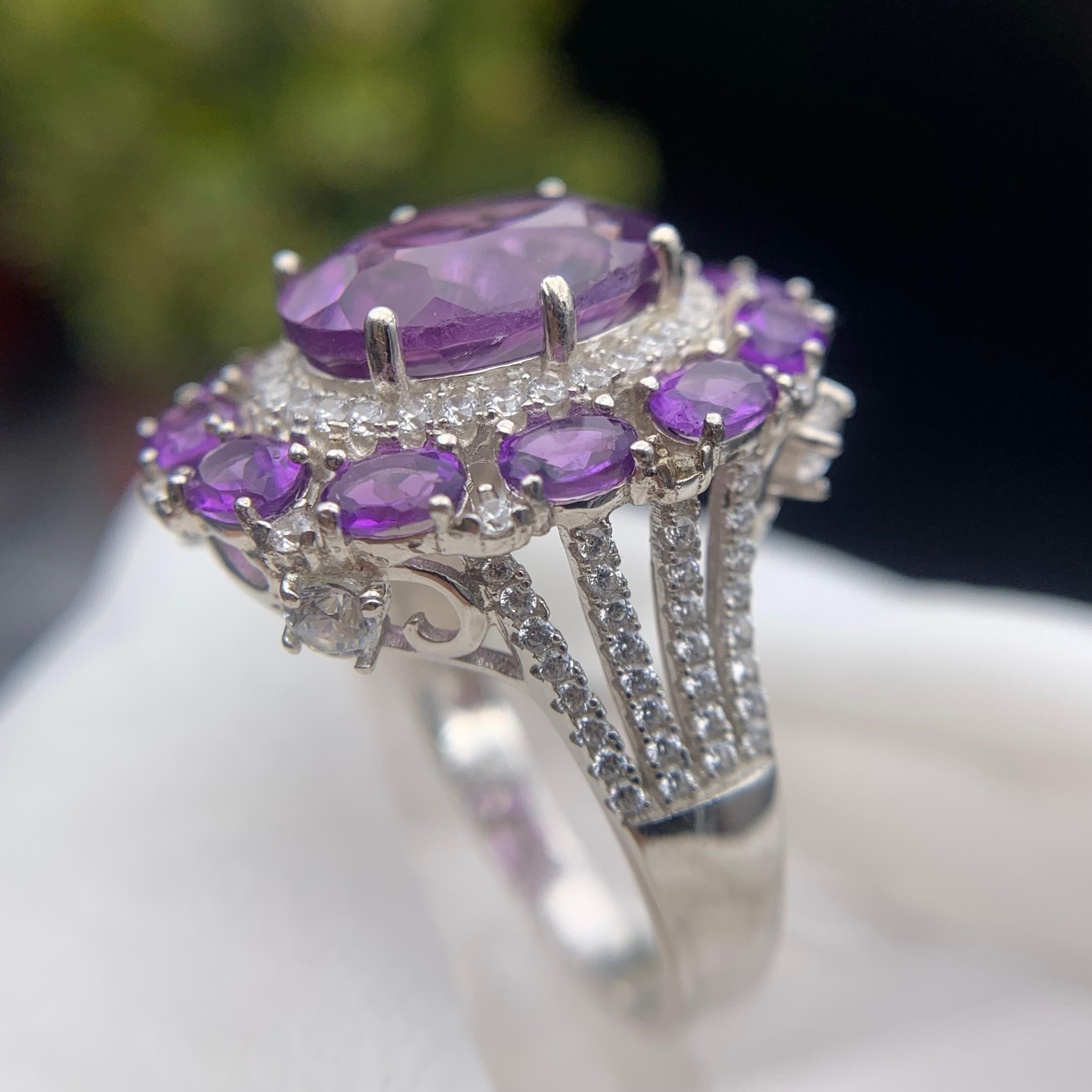 Natürlicher lila Amethyst Cluster Halo Ring in 925 Sterling Silber Rhodium plattiert im Zustand „Neu“ im Angebot in Peshawar, PK