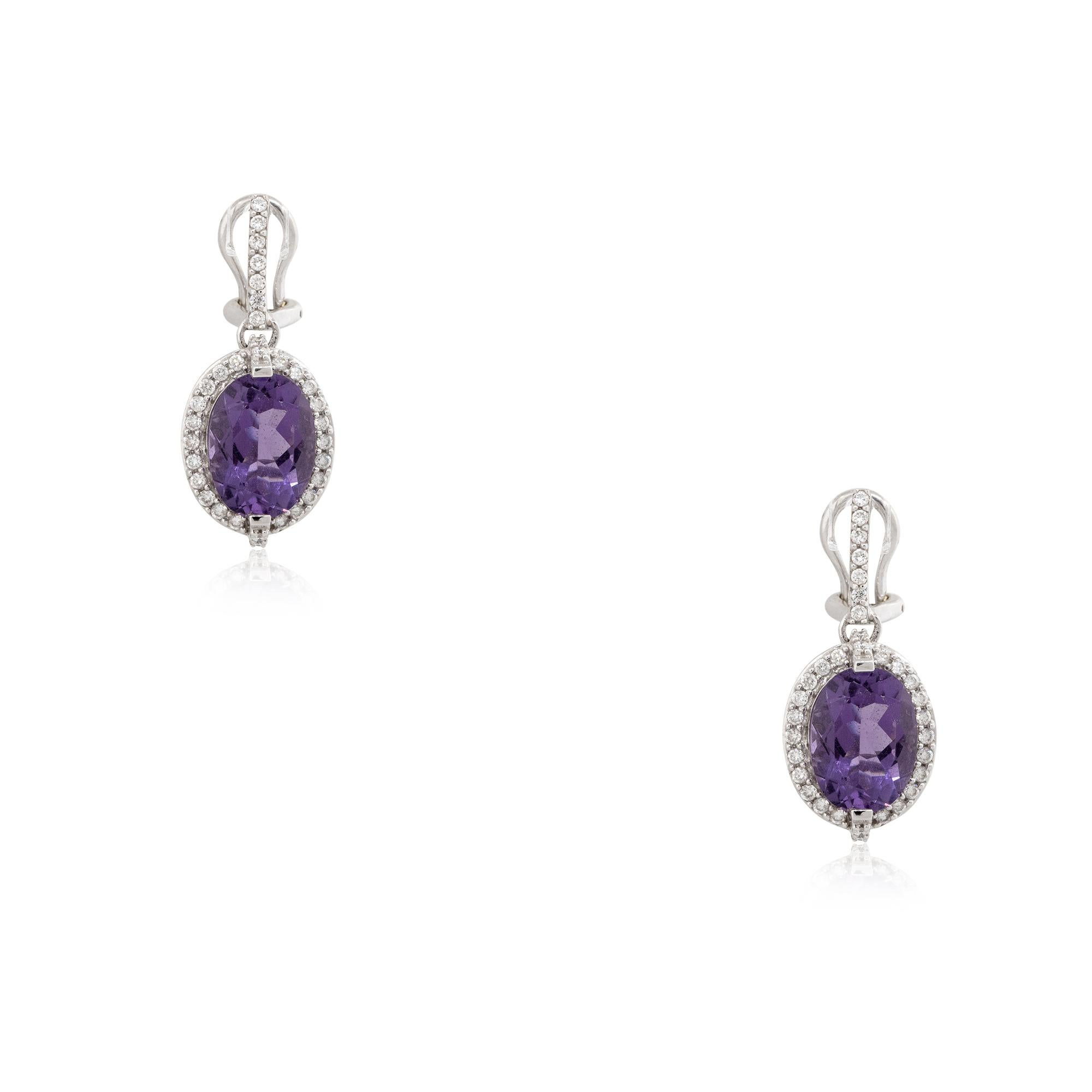 Orecchini a goccia in oro bianco 14k con ametista da 4,5 carati e diamante da 1,05 carati

Questi eleganti orecchini a goccia in oro bianco 14k sono caratterizzati da splendide gemme di ametista accentate da diamanti scintillanti. Sono perfetti per