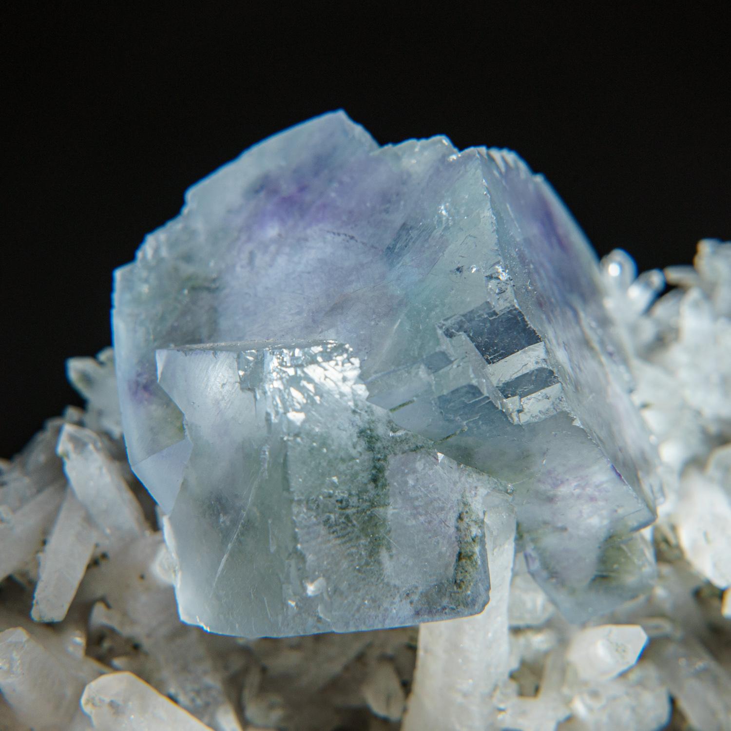 XXIe siècle et contemporain Fluorite naturelle violette et bleue sur quartz de Chine en vente