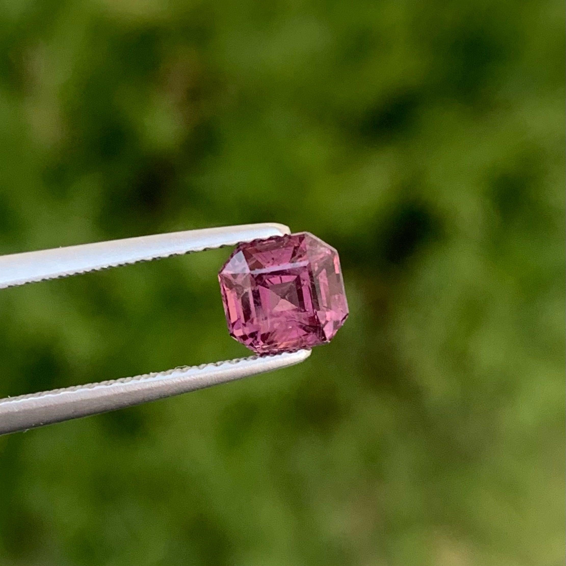 Natural Purple Cut Spinel Gem 1.20 CTS Brilliant Asscher Cut Spinel for Jewelry In New Condition For Sale In Bangkok, TH