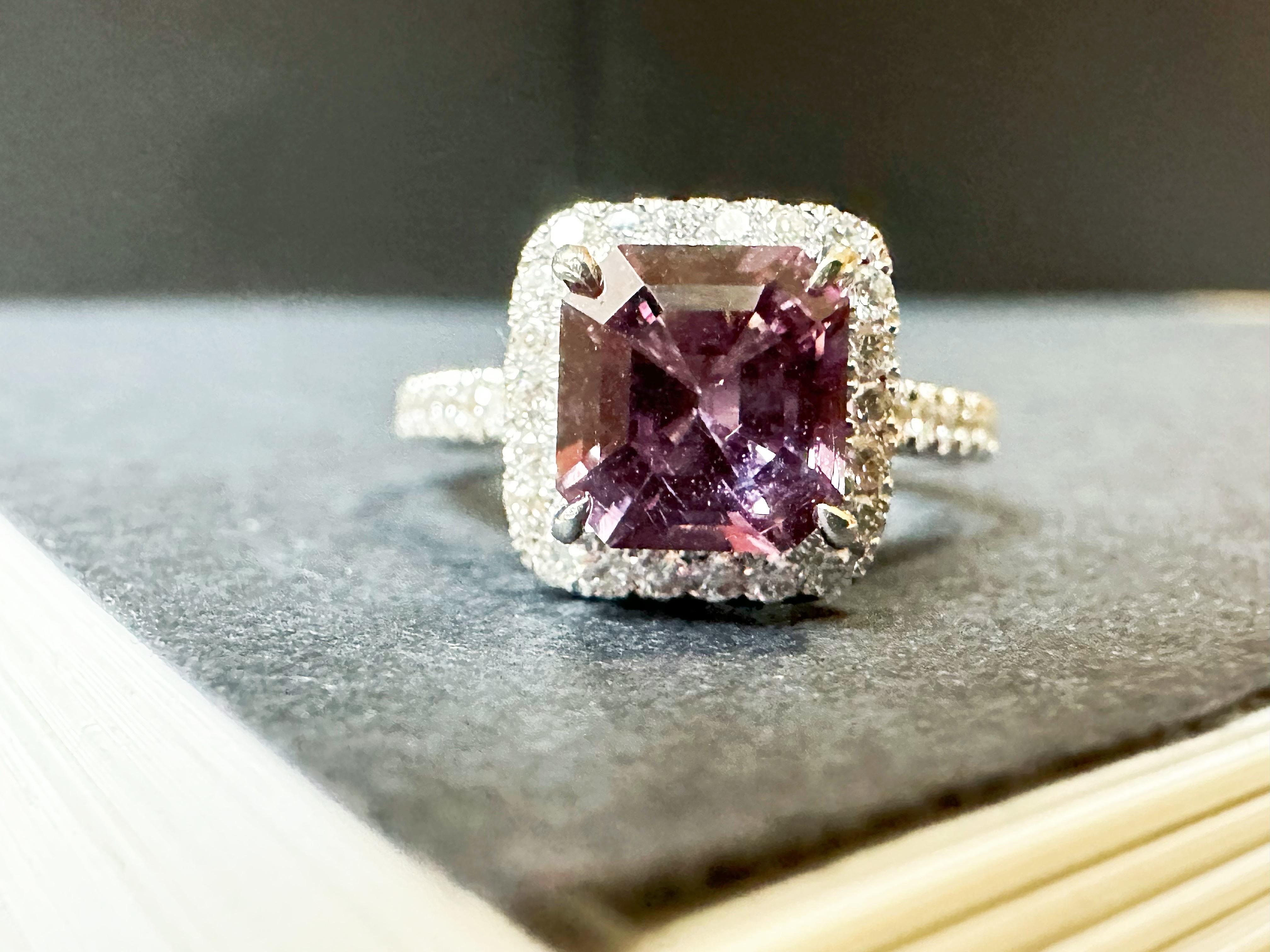 Natural Purple Lavender Spinel Halo Ring in 18K White Gold Diamond In New Condition For Sale In Kowloon, HK