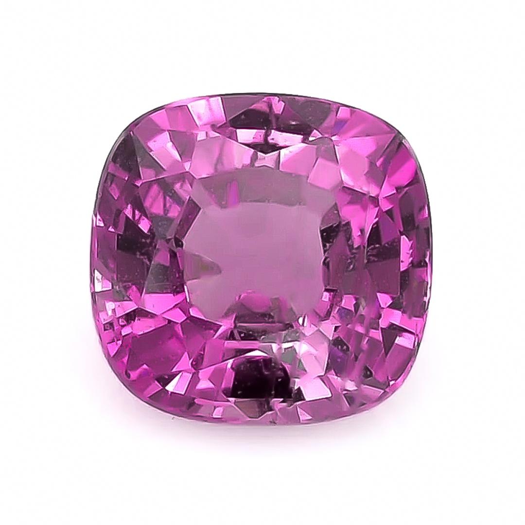Scopri l'affascinante eleganza di questo zaffiro viola naturale di 2,31 carati. La sua splendida tonalità rosa-viola e la sua forma a cuscino la rendono una scelta squisita per un pezzo di alta gioielleria.

Peso in carati: 2,31 carati, per una