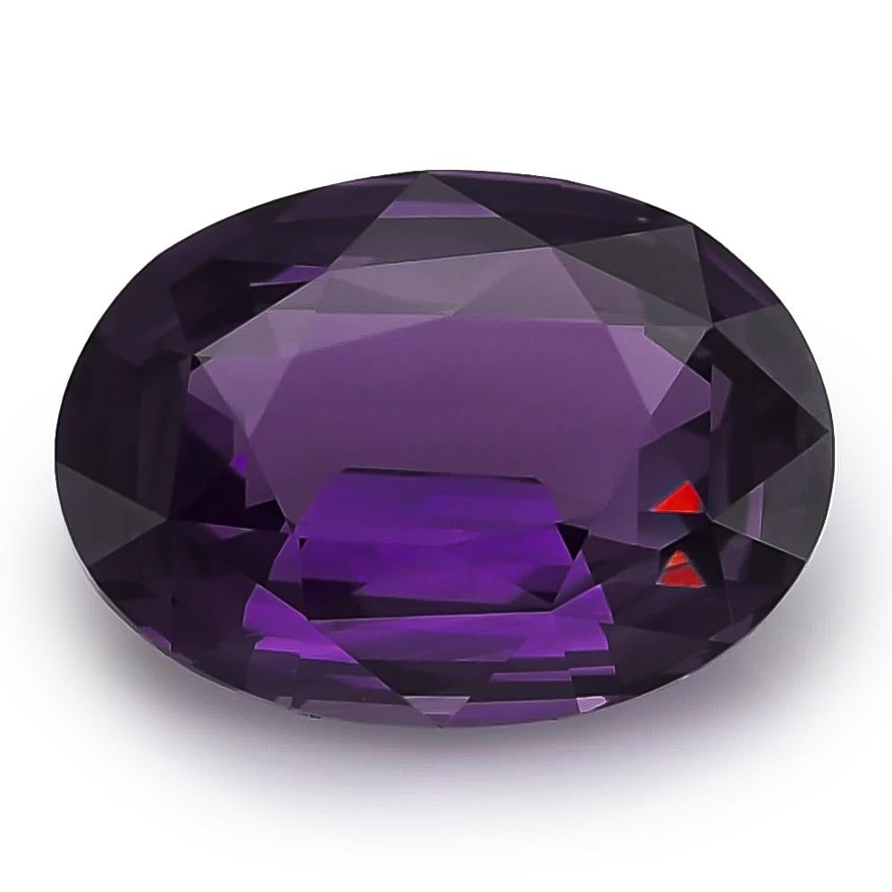 Découvrez la beauté captivante de ce saphir violet naturel, pesant 4,02 carats. Avec sa forme ovale étonnante et sa riche teinte violette, cette pierre précieuse est un choix élégant pour la bijouterie fine. Les principales caractéristiques sont les