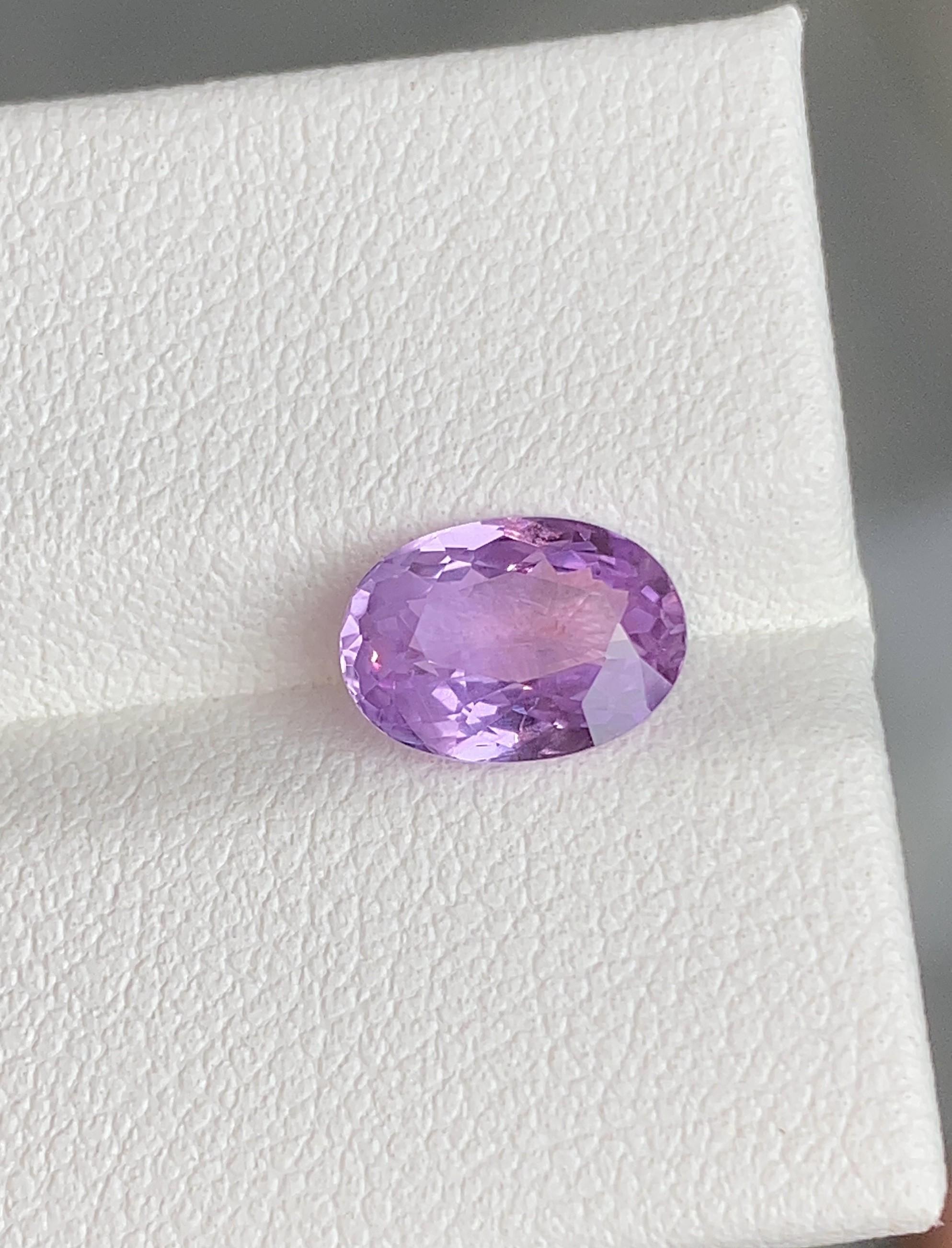 Taille ovale Saphir violet naturel non chauffé de 2,10 carats d'origine de Ceylan en vente