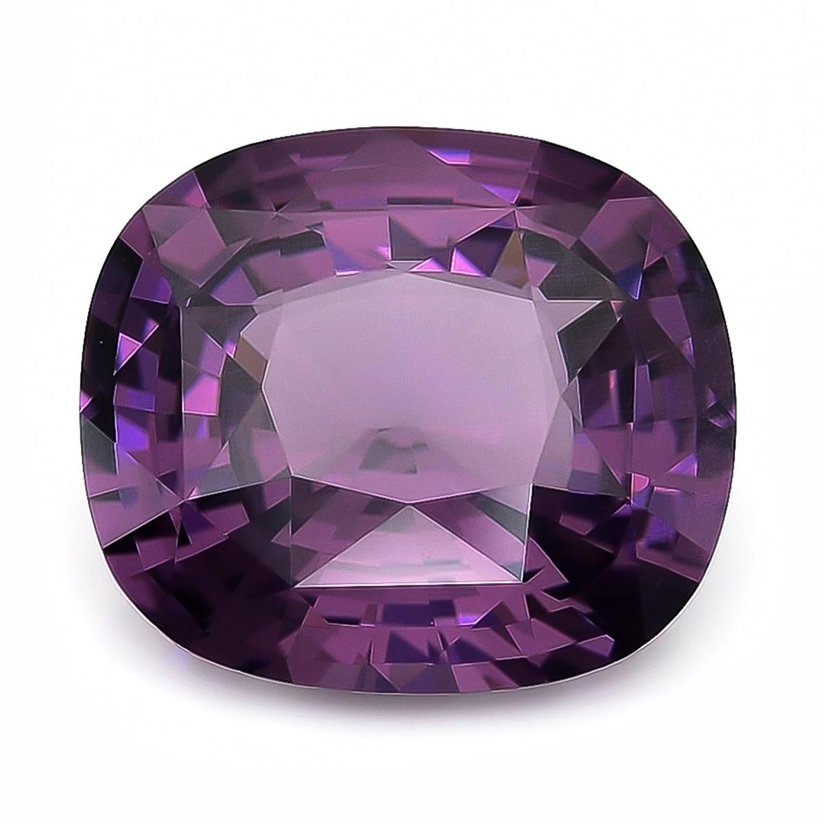 Scopri la rara bellezza di questo spinello viola naturale, che pesa ben 8,35 carati. Con il suo vibrante colore rosso-violaceo e la sua limpidezza impeccabile, questa gemma è una scelta sorprendente per chiunque voglia creare un gioiello di