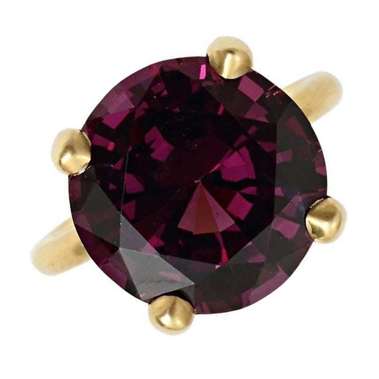 A stunning and natural round brilliant-cut purple spinel set in 18kt gold. The spinel weighs 12.50 carats and accompanies a gemological report, size 6 1/2 US.