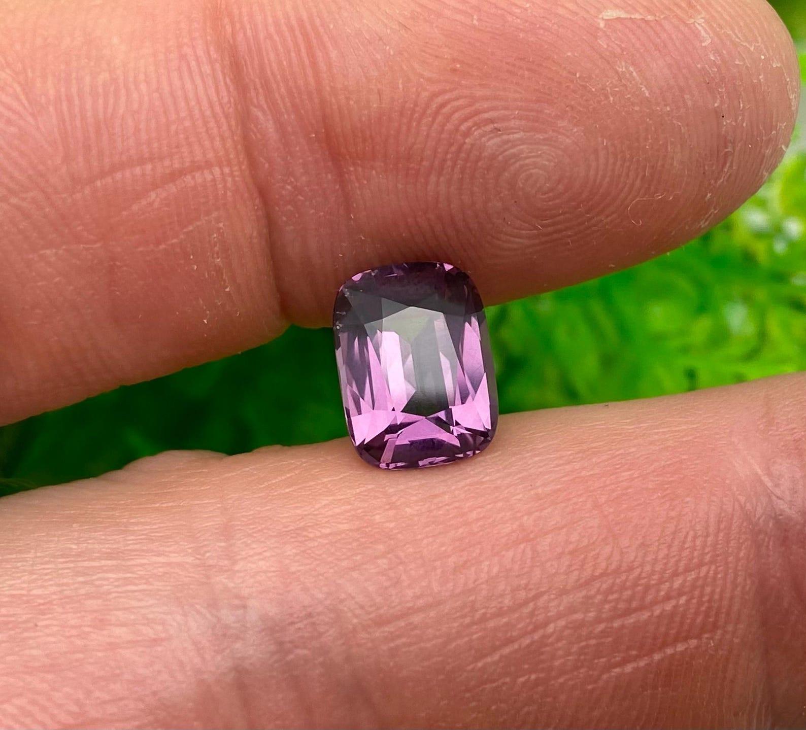 Natural Purple spinel loose gemstone 4.05 Ct ., Cushion cut, Origin Sri Lanka For Sale 5