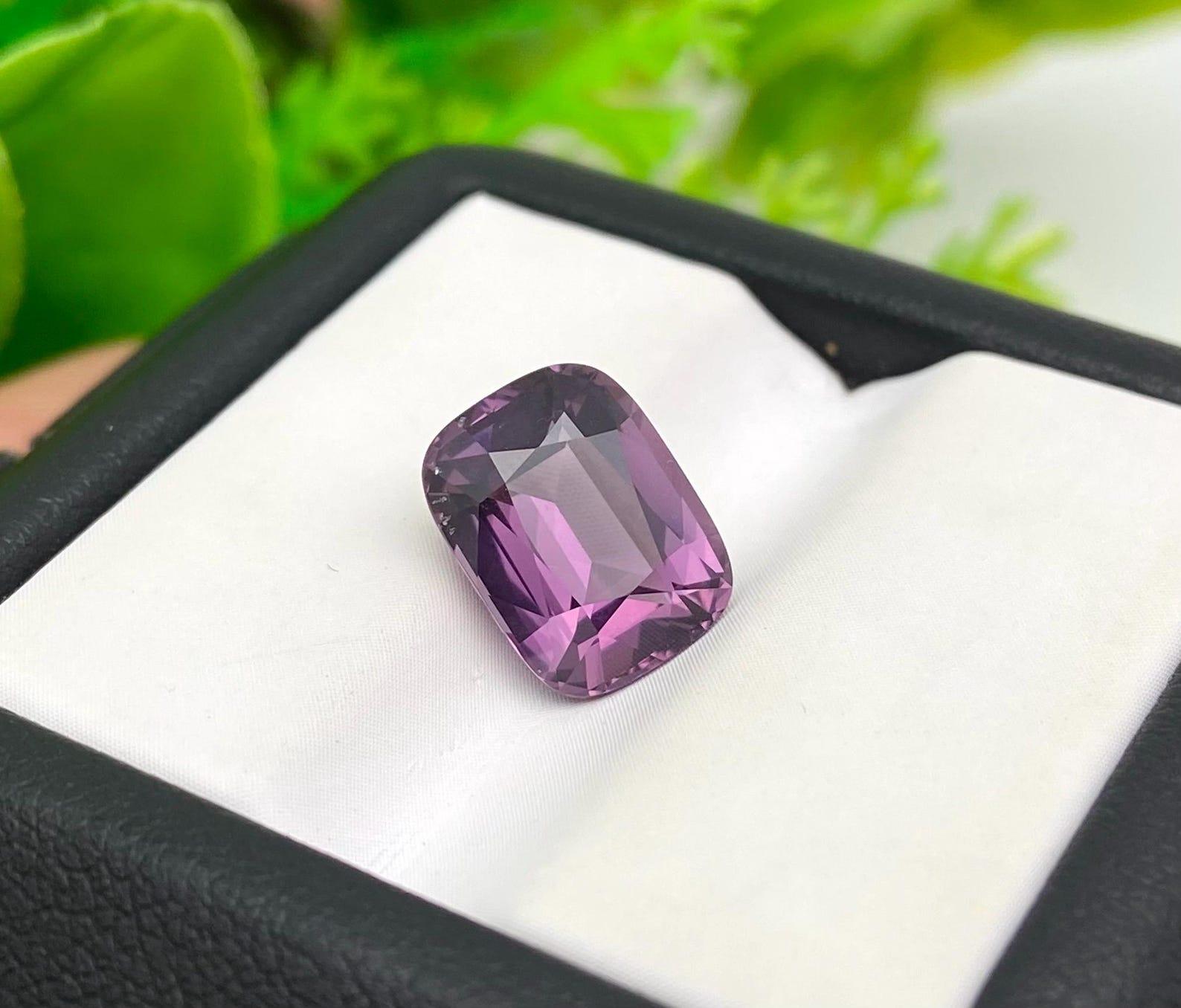 Cushion Cut Natural Purple spinel loose gemstone 4.05 Ct ., Cushion cut, Origin Sri Lanka For Sale