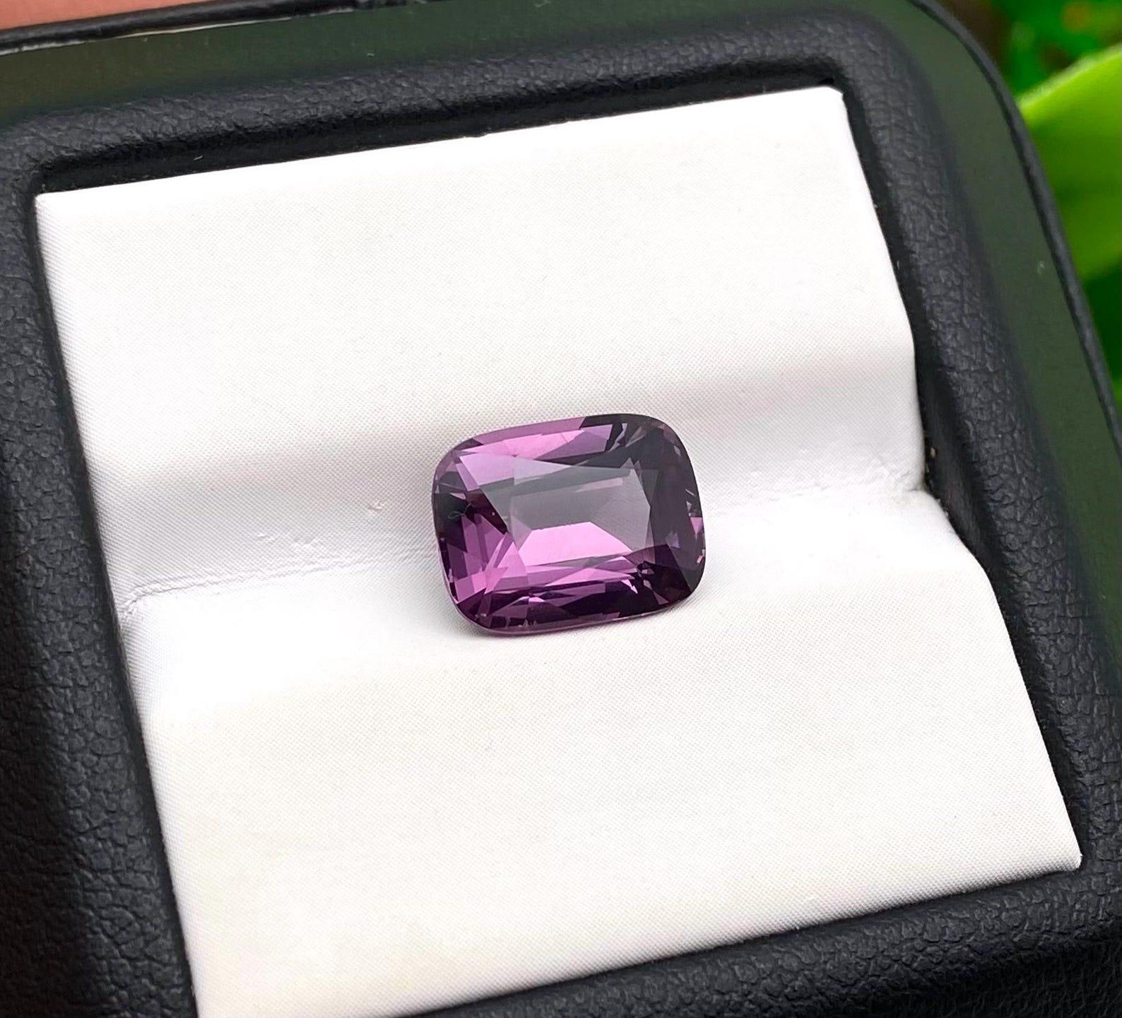 Natural Purple spinel loose gemstone 4.05 Ct ., Cushion cut, Origin Sri Lanka In New Condition For Sale In Daugavpils, LV