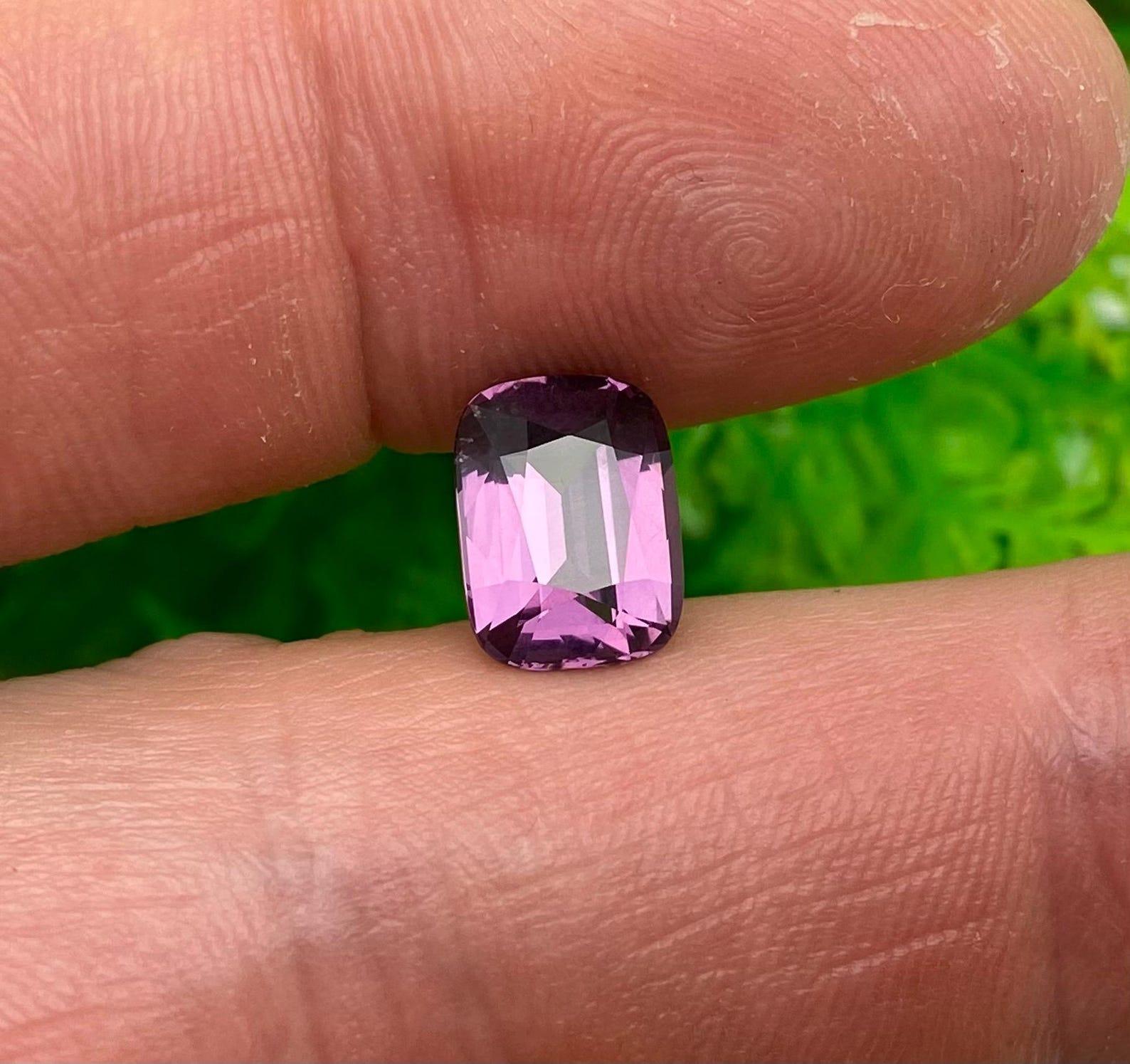 Natural Purple spinel loose gemstone 4.05 Ct ., Cushion cut, Origin Sri Lanka For Sale 4