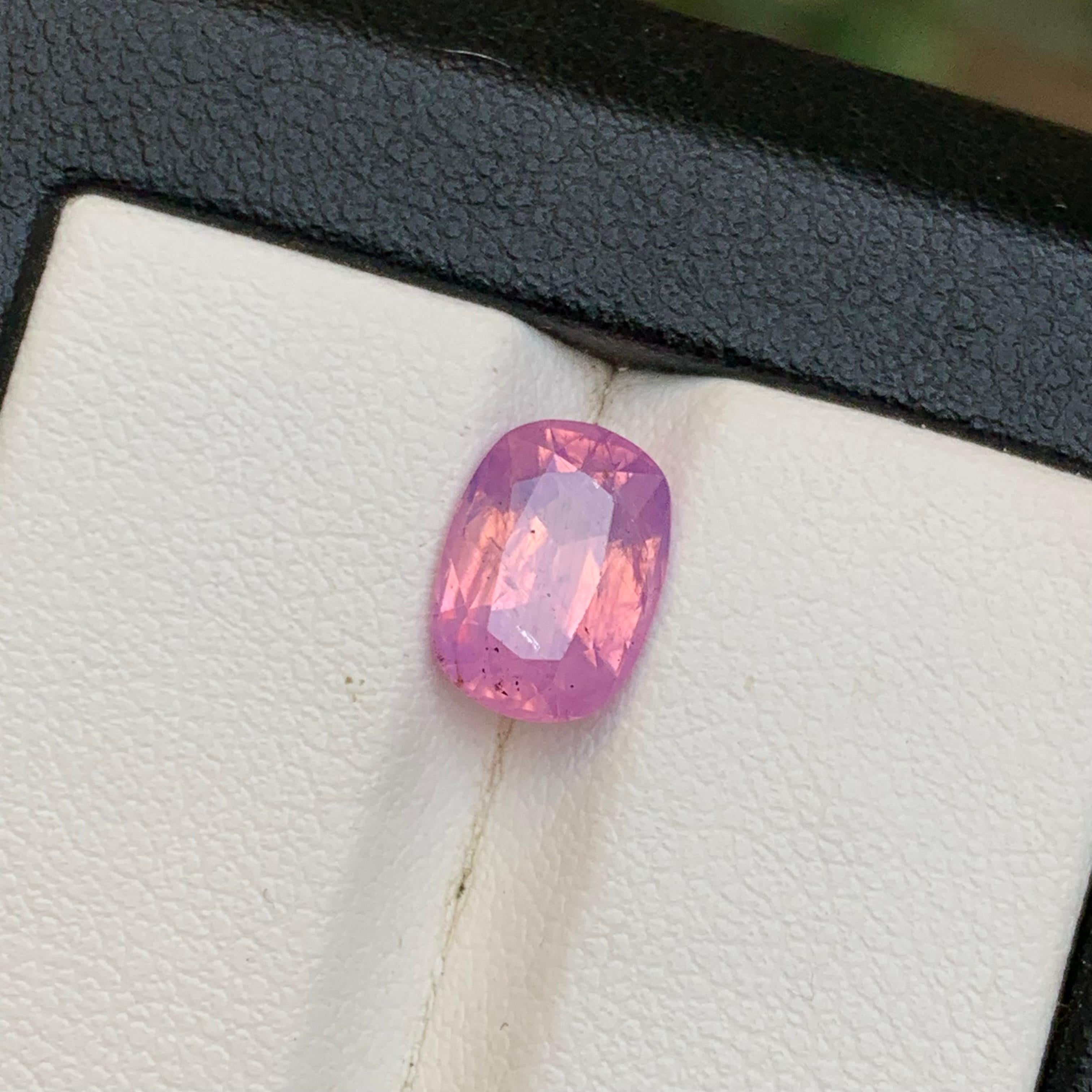 Contemporaneo Zaffiro rosa violaceo naturale certificato con taglio ovale da 2,79 carati per anello in vendita