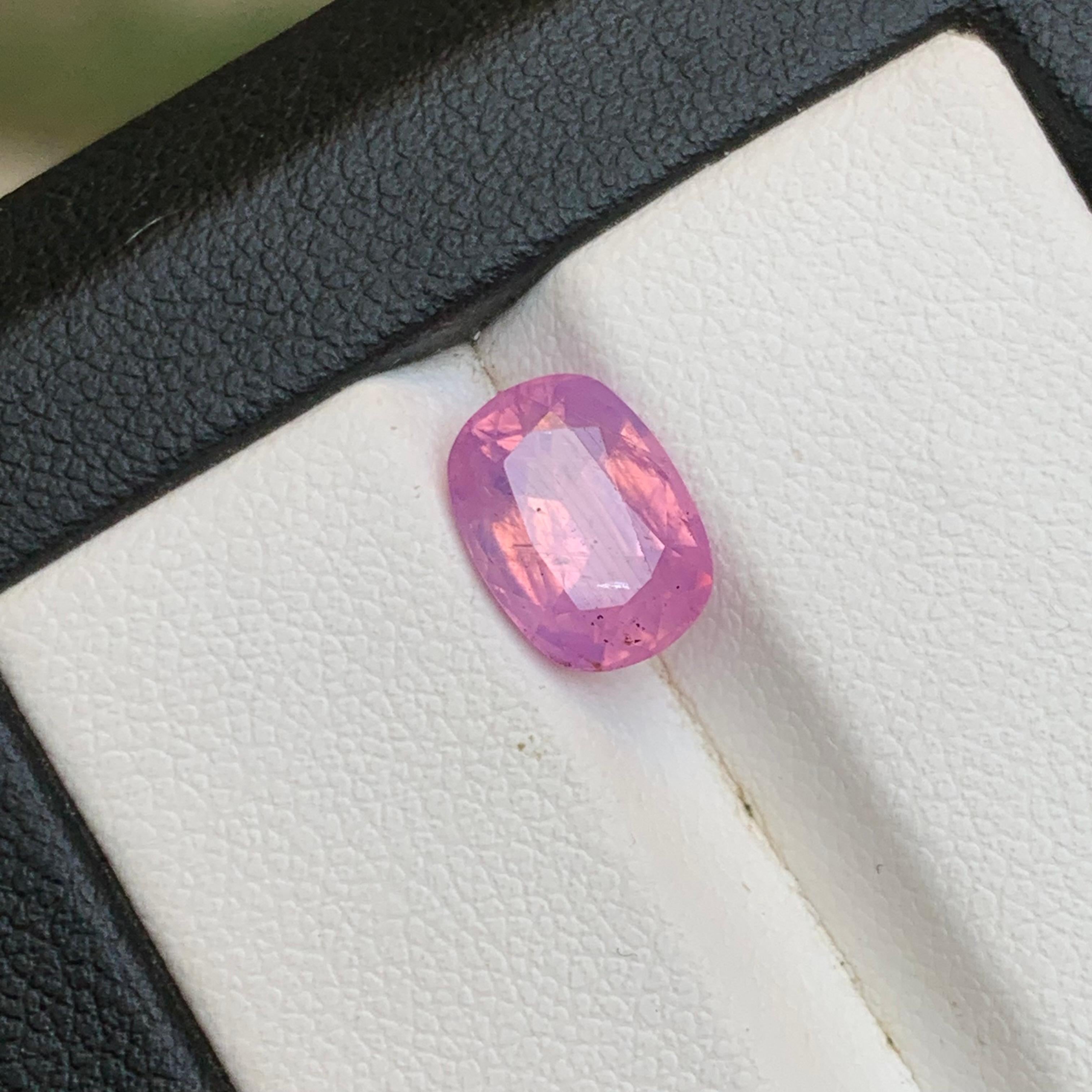 Taglio ovale Zaffiro rosa violaceo naturale certificato con taglio ovale da 2,79 carati per anello in vendita