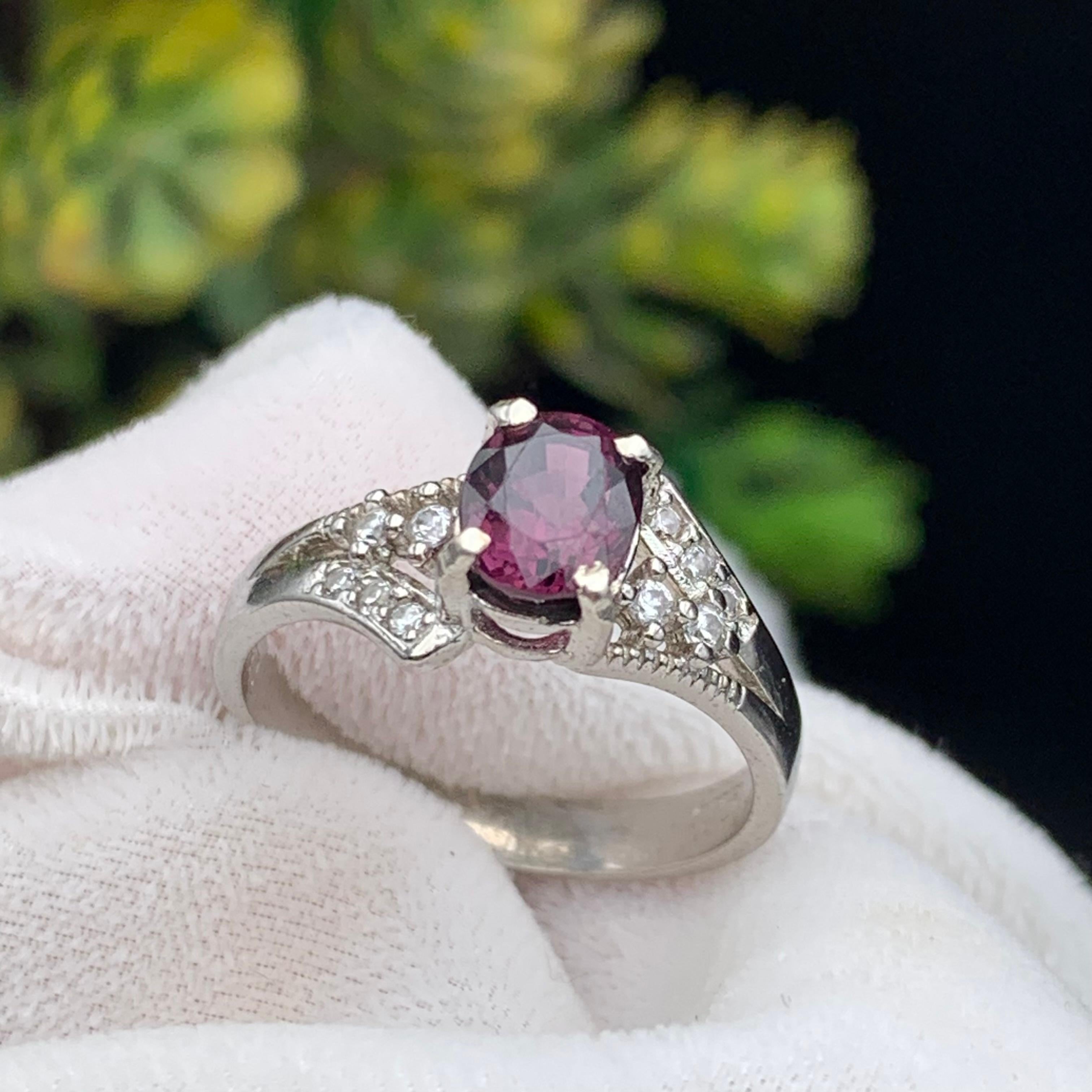 Anello di fidanzamento con spinello rosa violaceo naturale in argento 925 - Fatto a mano in vendita 4