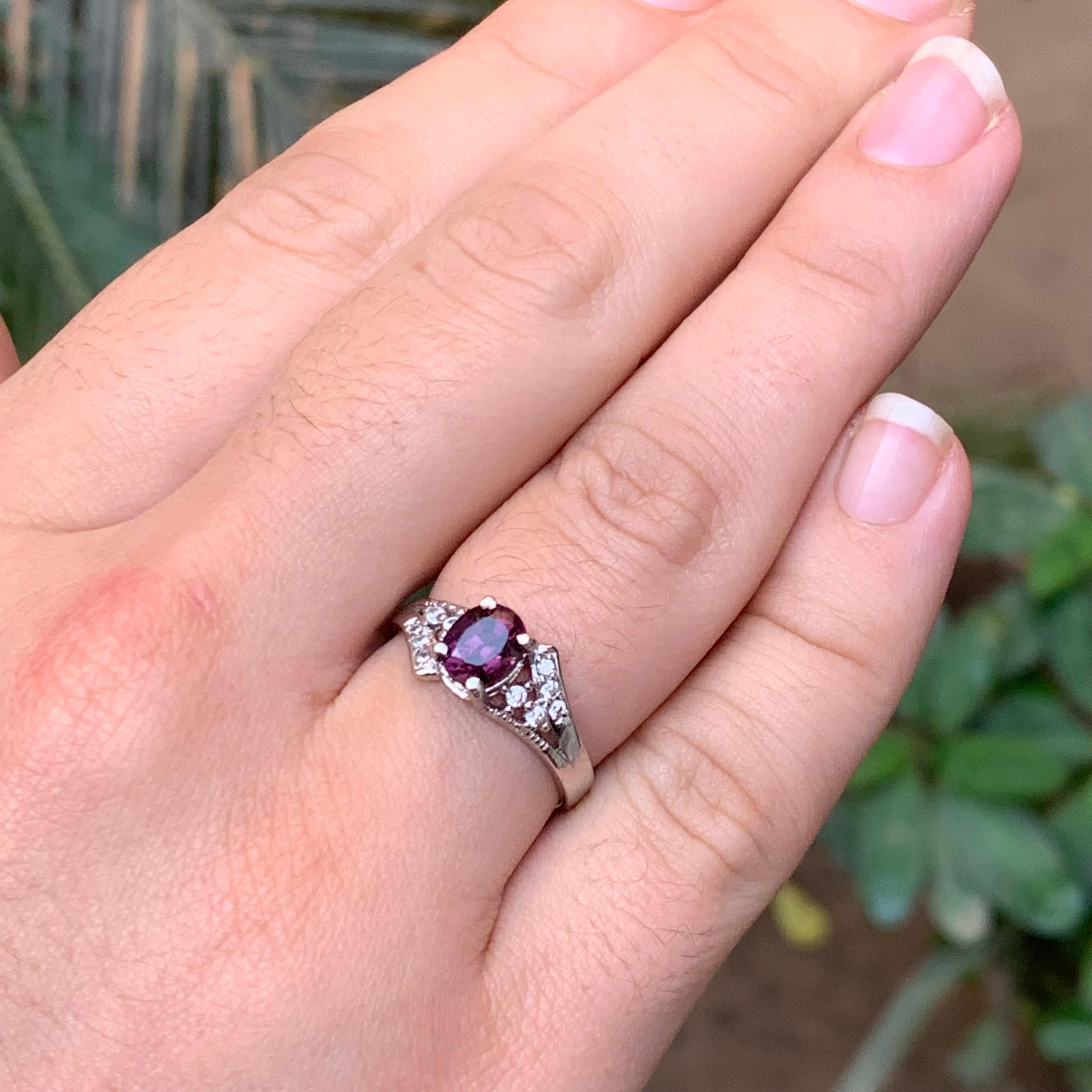 Anello di fidanzamento con spinello naturale rosa violaceo in argento 925 - fatto a mano.

💎 TIPO DI GEMMA: Spinello
⚖️  PESO DELL'ANELLO: 2,66 grammi
💍  MISURA DELL'ANELLO: 6,5 US
FORMA E TAGLIO DELLA PIETRA: Taglio ovale
🌈 COLORE: Rosa violaceo