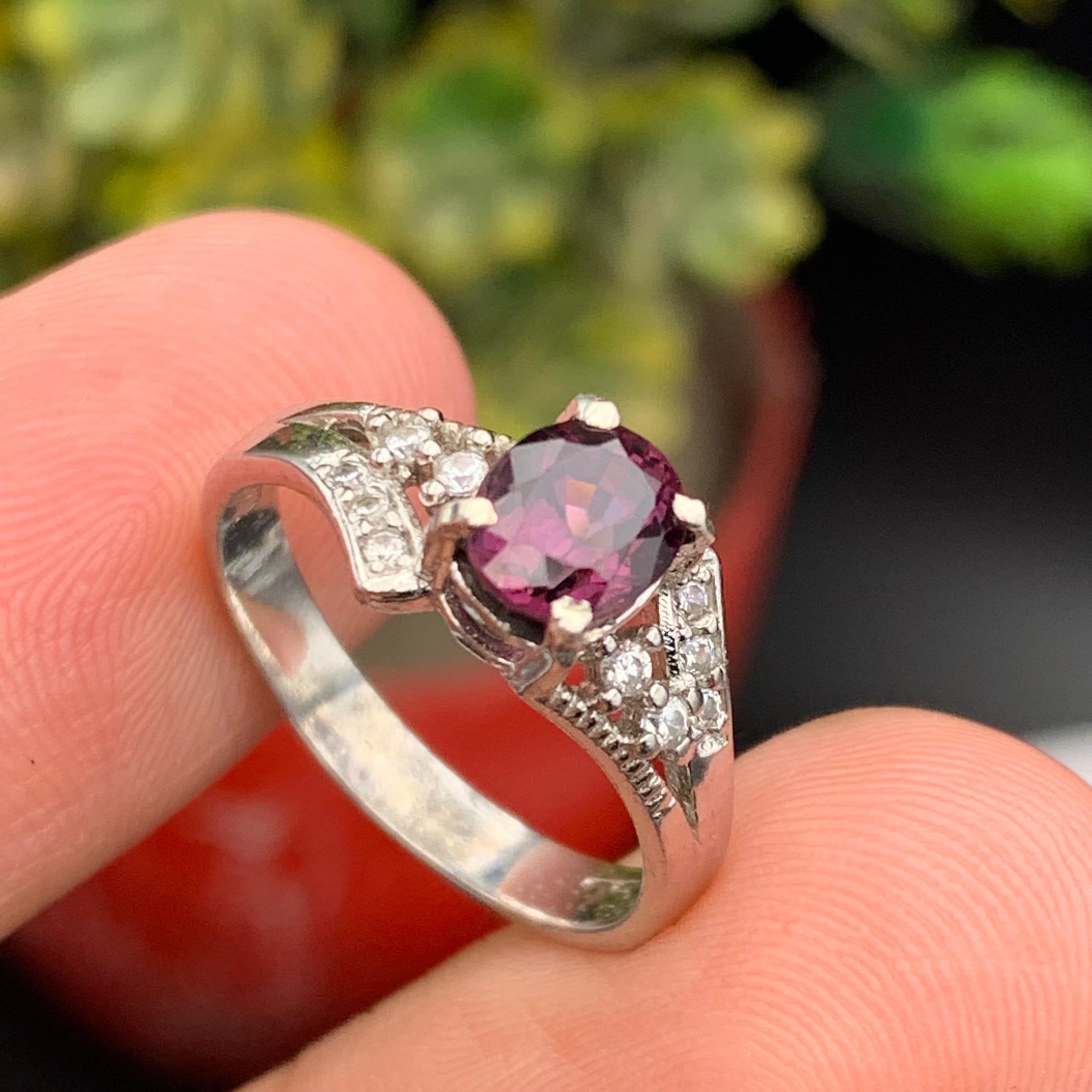 Moderno Anello di fidanzamento con spinello rosa violaceo naturale in argento 925 - Fatto a mano in vendita