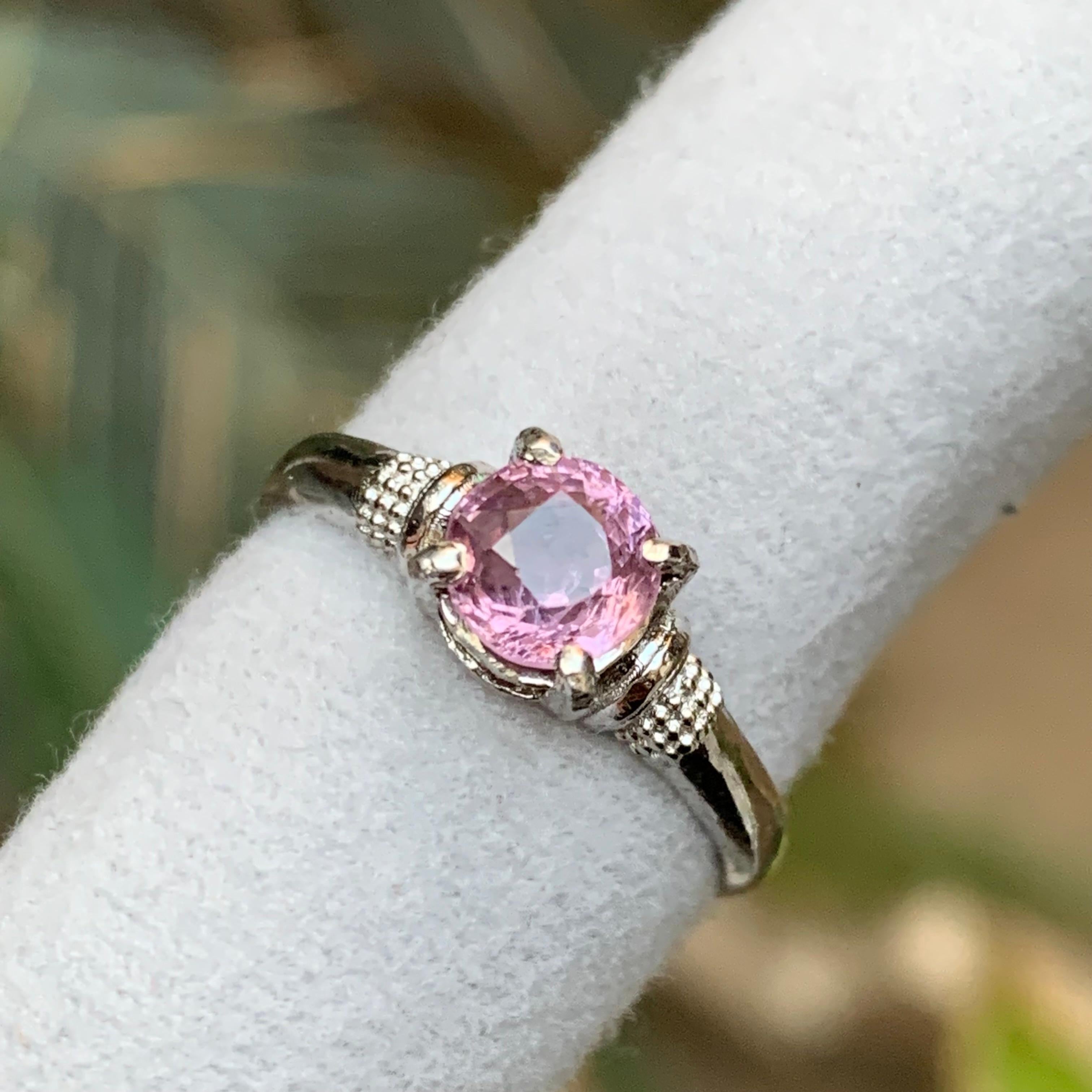 Moderno Anello di fidanzamento con spinello rosa violaceo naturale in argento 925 - Fatto a mano in vendita