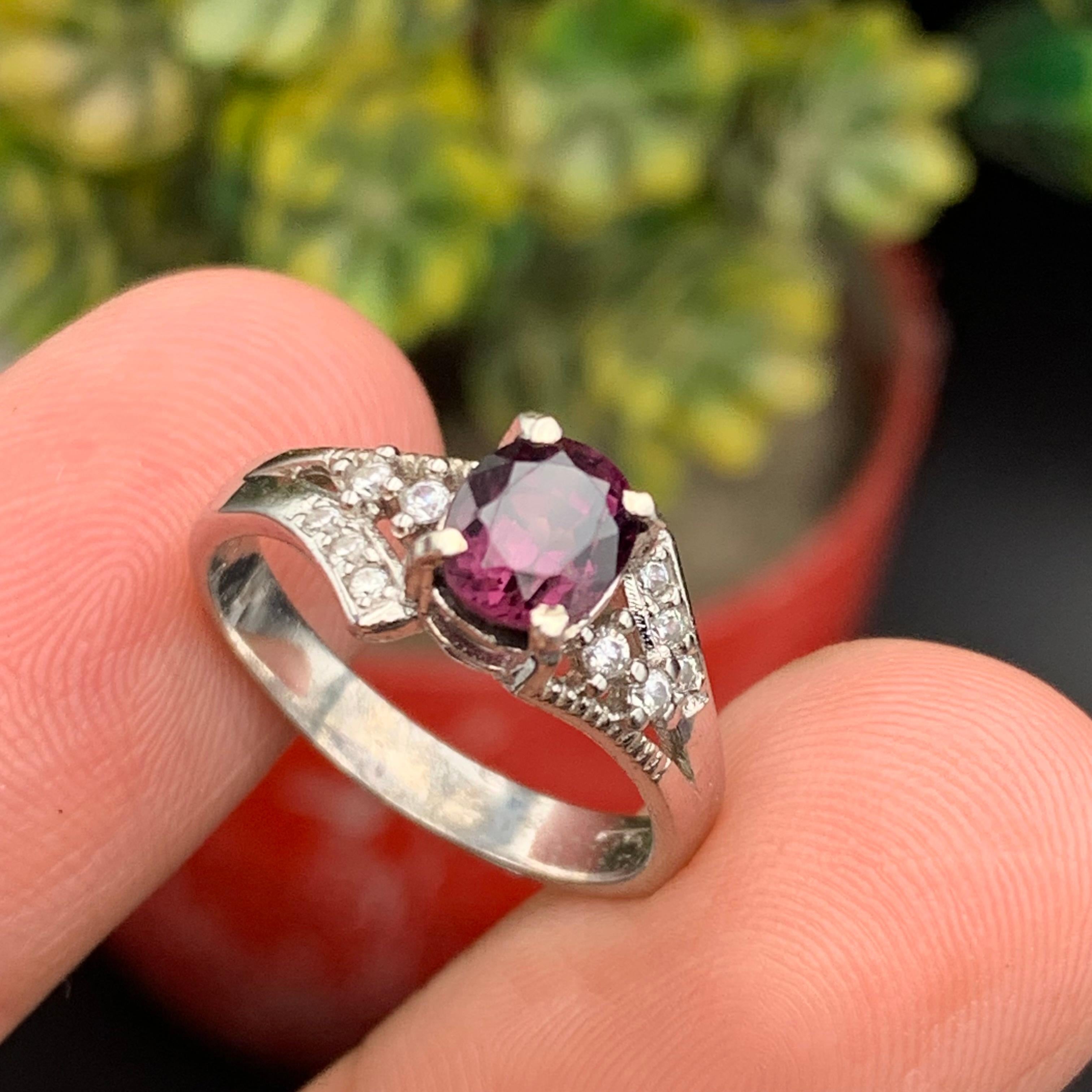 Taglio ovale Anello di fidanzamento con spinello rosa violaceo naturale in argento 925 - Fatto a mano in vendita