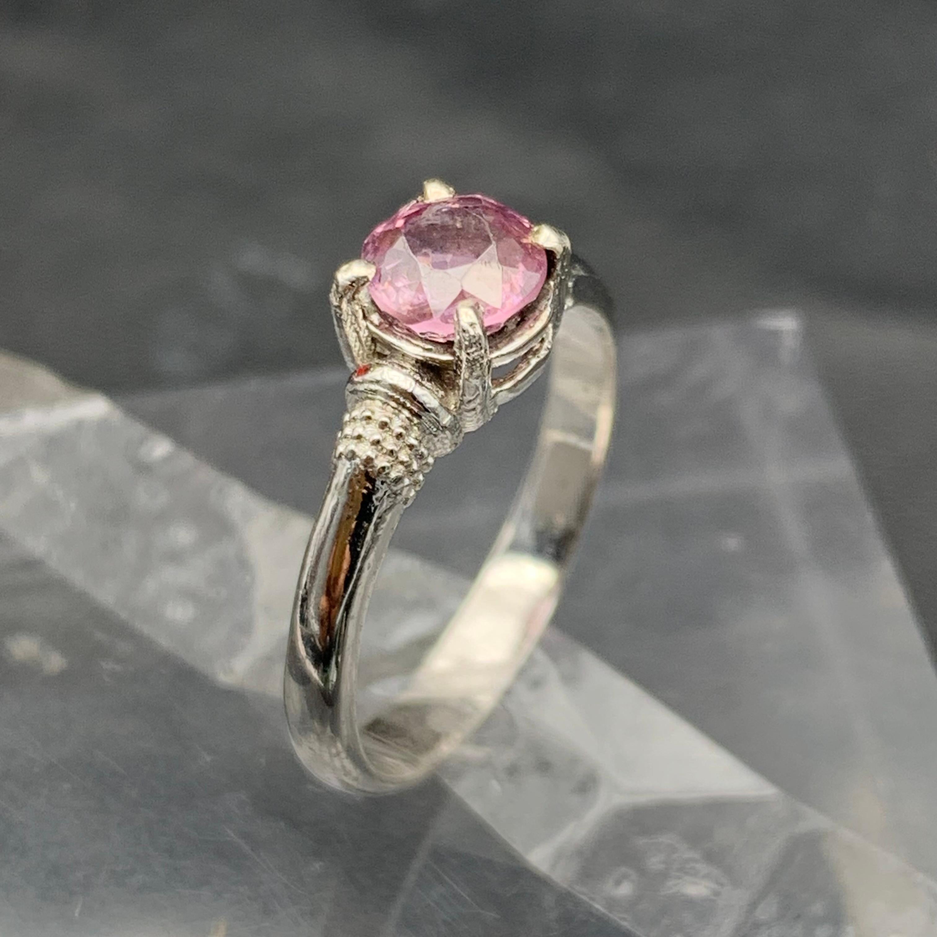 Taglio rotondo Anello di fidanzamento con spinello rosa violaceo naturale in argento 925 - Fatto a mano in vendita