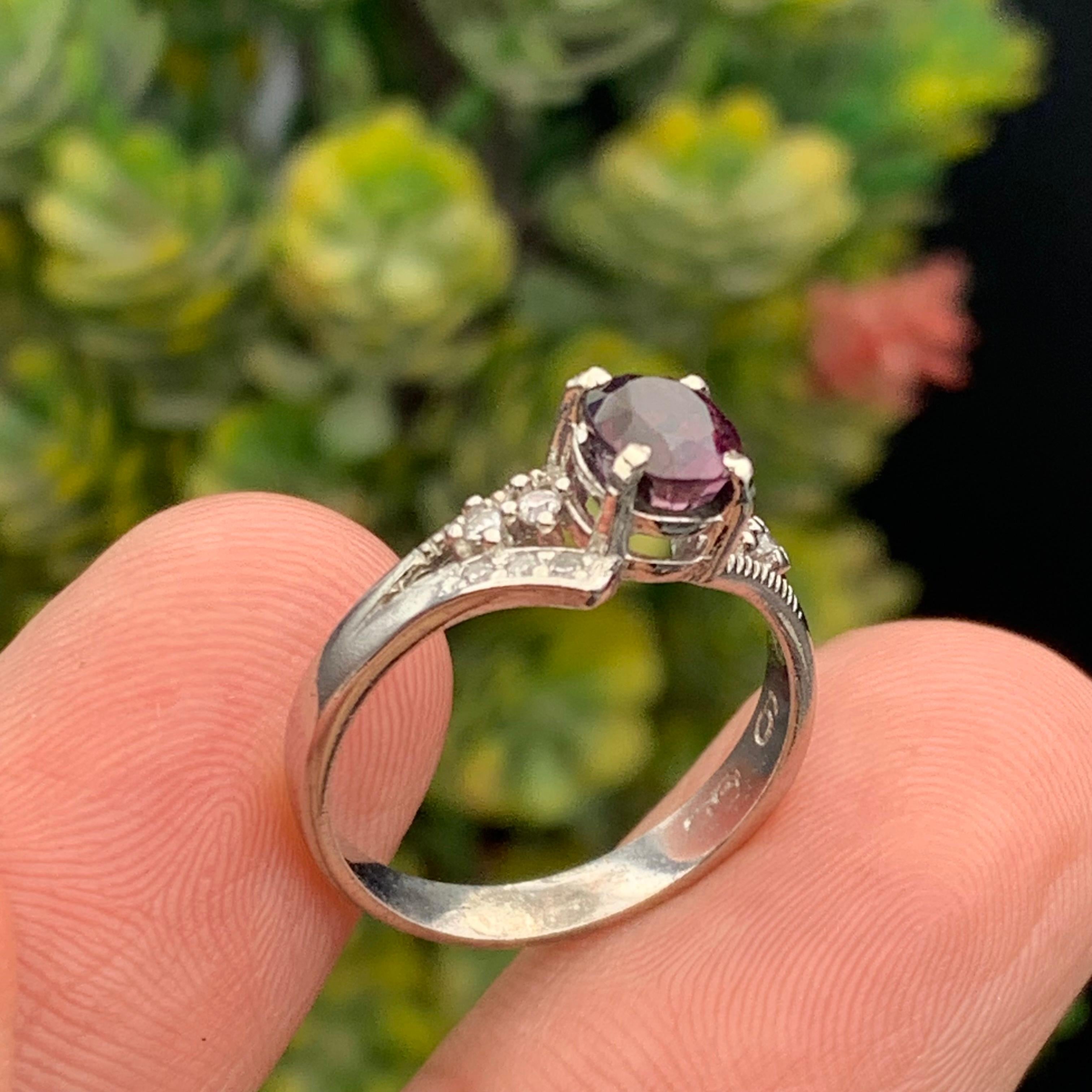 Anello di fidanzamento con spinello rosa violaceo naturale in argento 925 - Fatto a mano in vendita 1