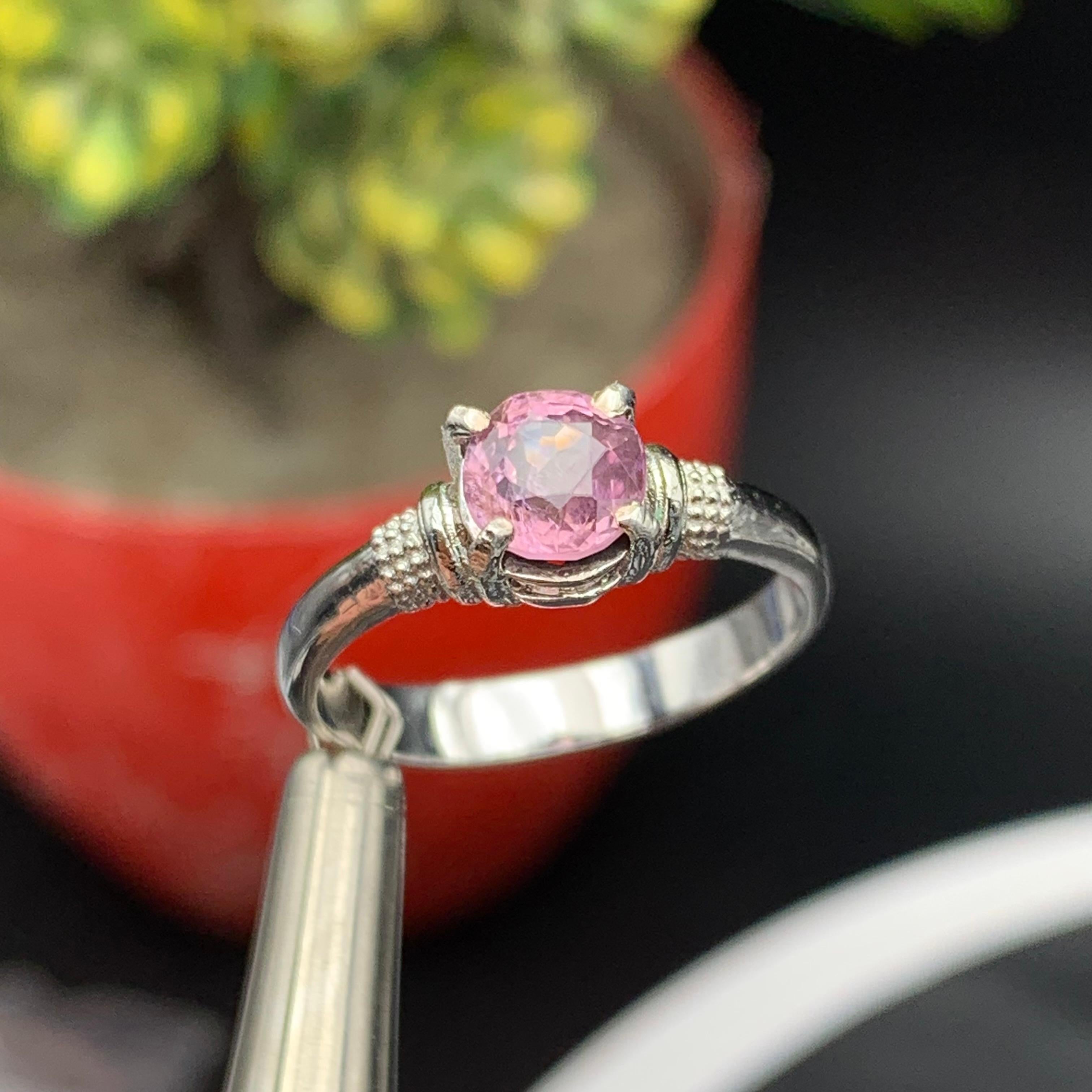 Anello di fidanzamento con spinello rosa violaceo naturale in argento 925 - Fatto a mano in vendita 1