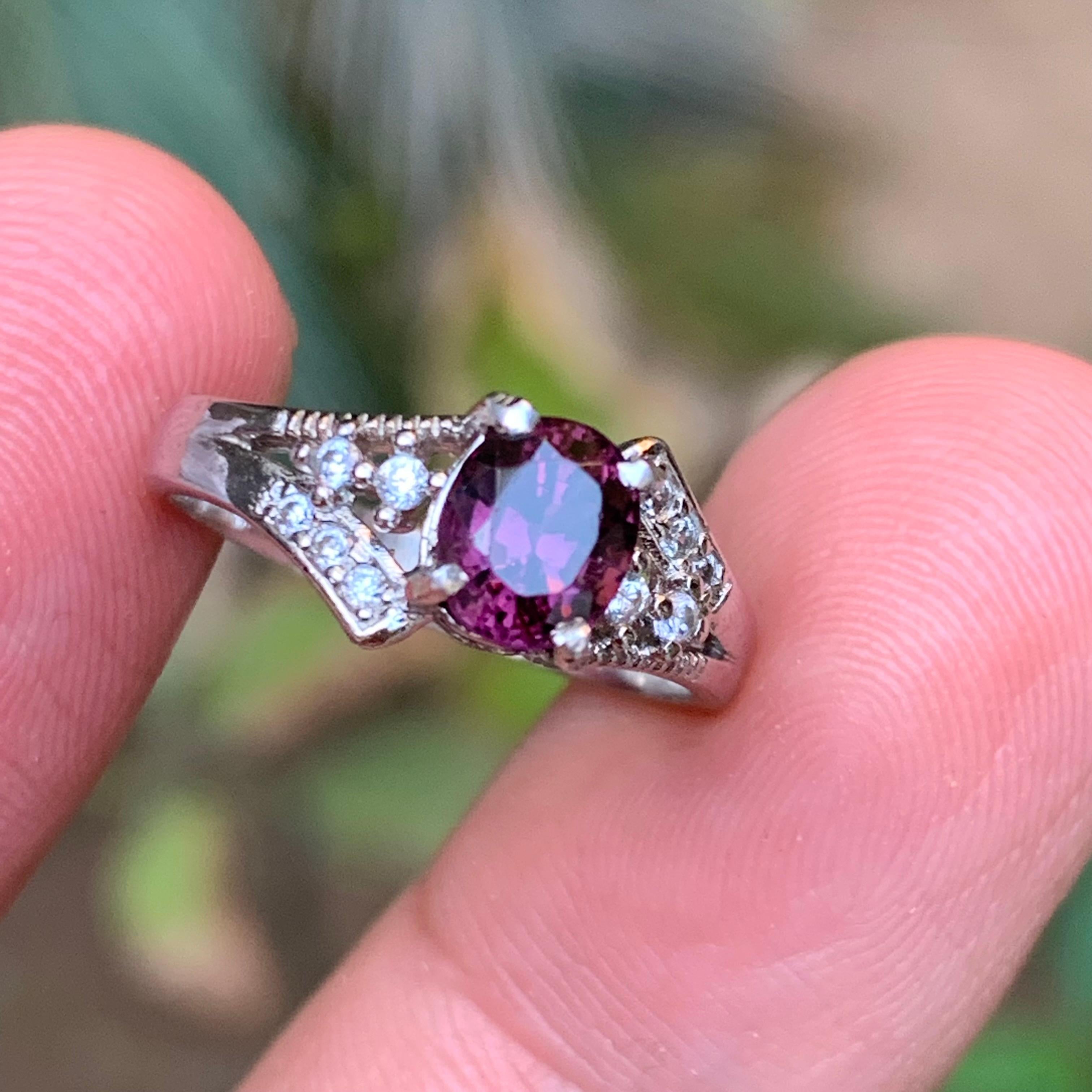 Anello di fidanzamento con spinello rosa violaceo naturale in argento 925 - Fatto a mano in vendita 3