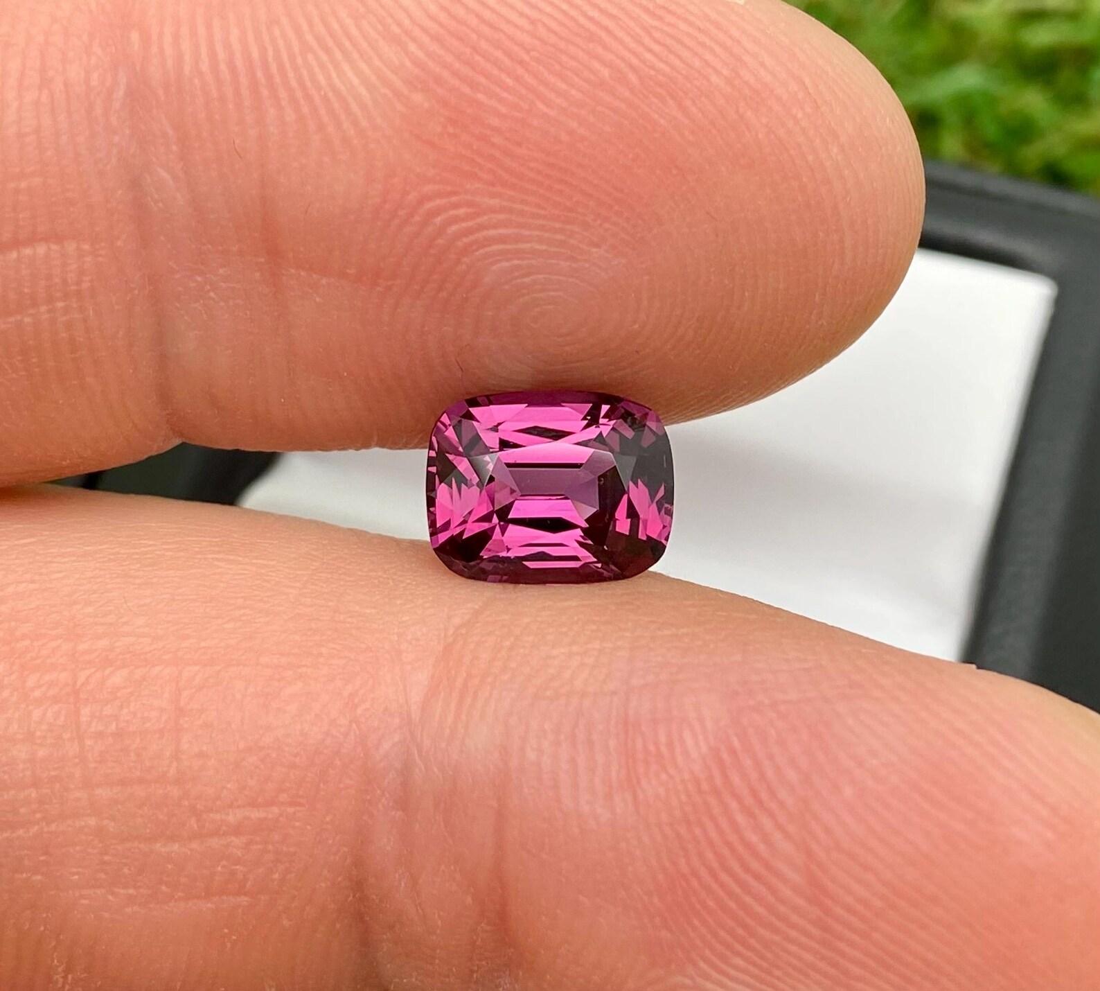 Gemma sciolta di Spinello rosa-violaceo naturale da 2,74 carati, Alta qualità, Taglio a cuscino in vendita 5